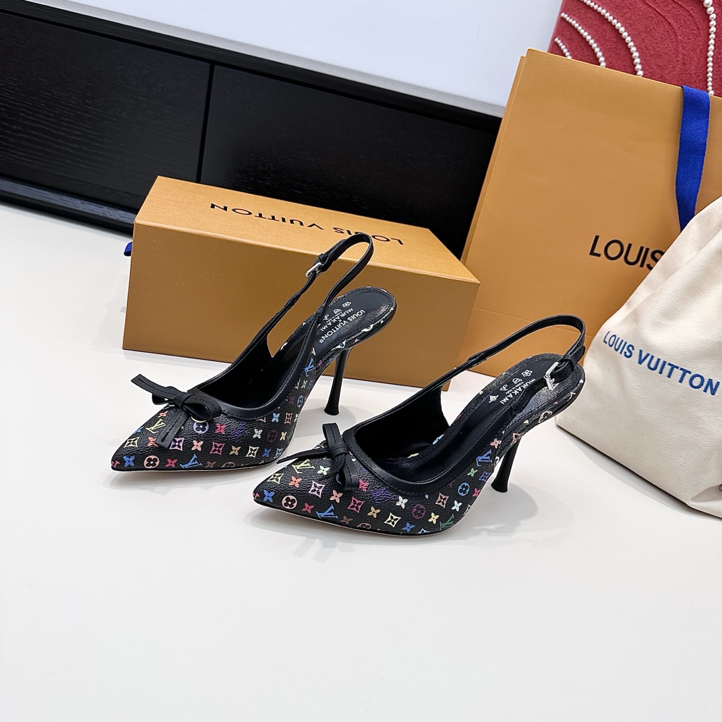 LOUIS VUITTON Escarpins Élégance Minimaliste - Version Premium