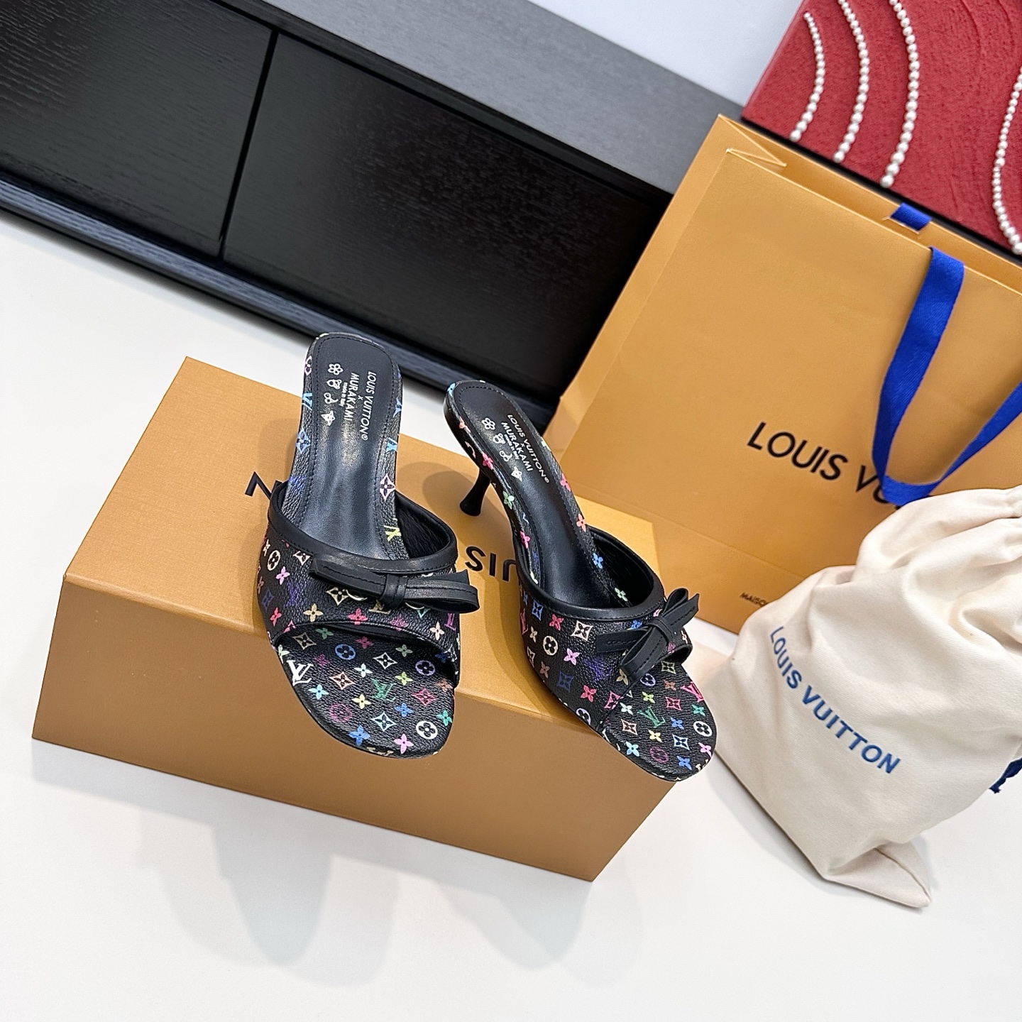 LOUIS VUITTON Sandales à talons à nœud papillon tricolore motif monogramme - Élégance raffinée - Version premium