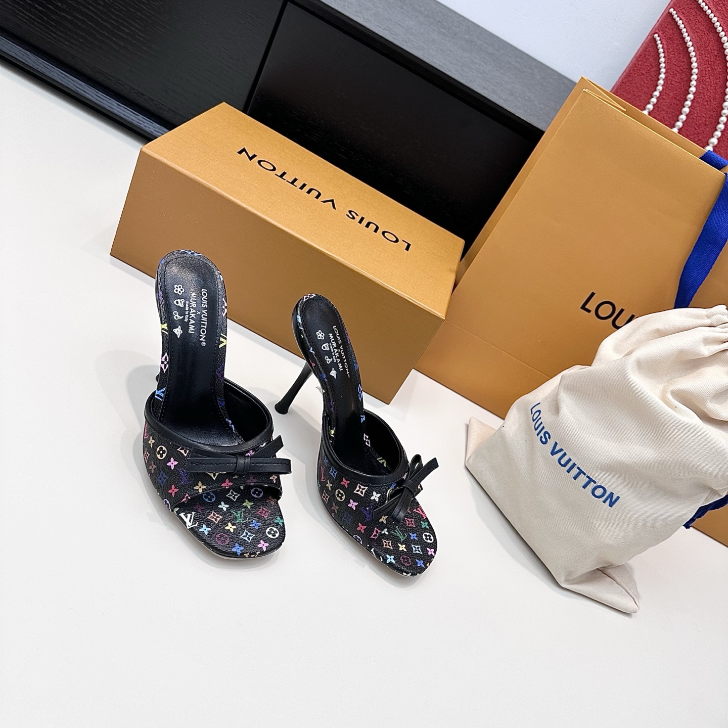 LOUIS VUITTON sandales à talons à nœud papillon tricolore motif monogramme - élégance raffinée - version premium