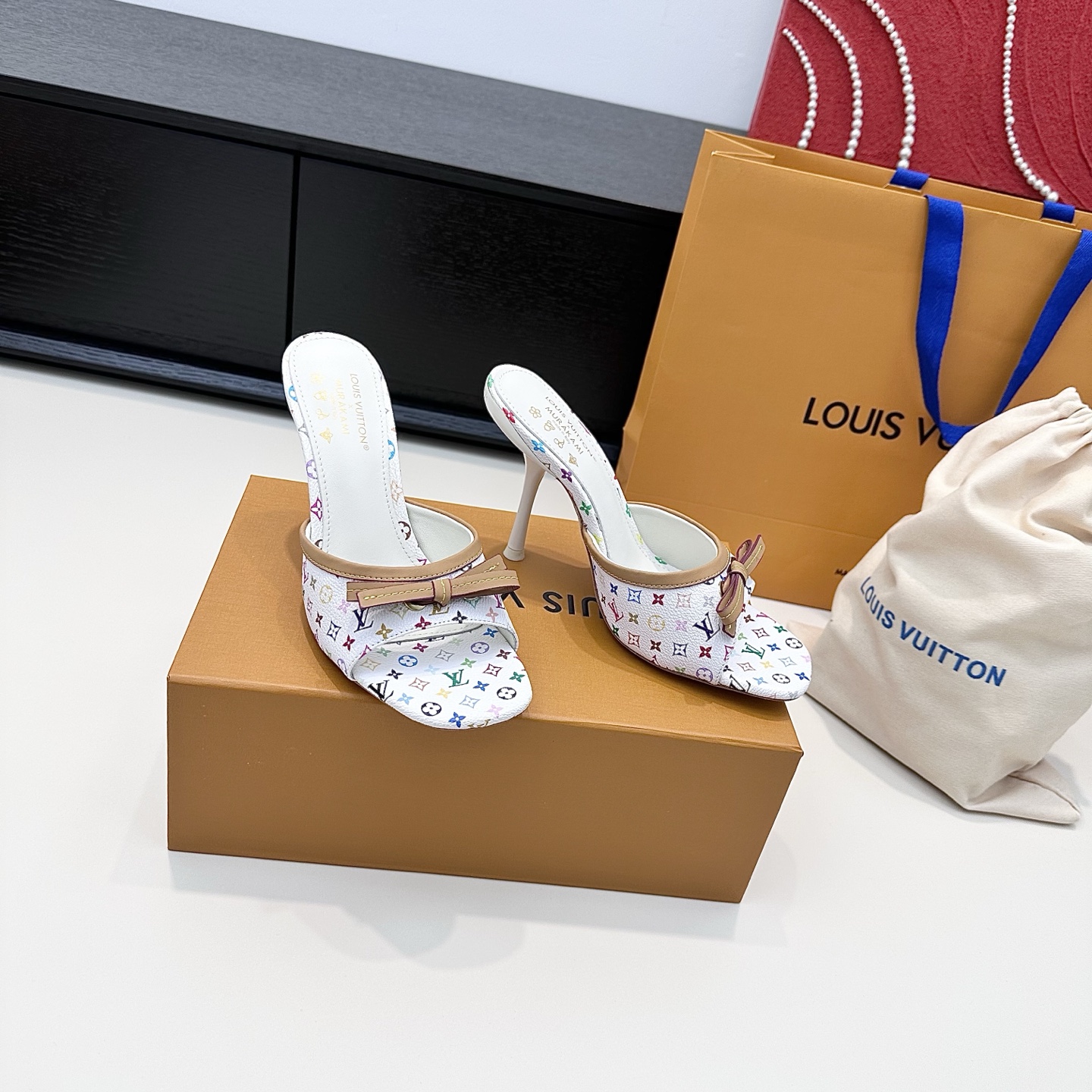LOUIS VUITTON Sandales à talons à nœud papillon tricolore motif monogramme - Élégance raffinée - Version premium