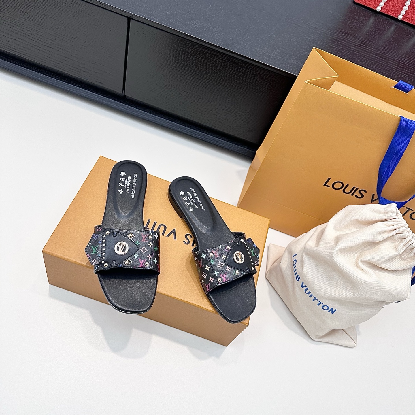 LOUIS VUITTON sandales tricolores à monogramme classique - élégance française - version premium