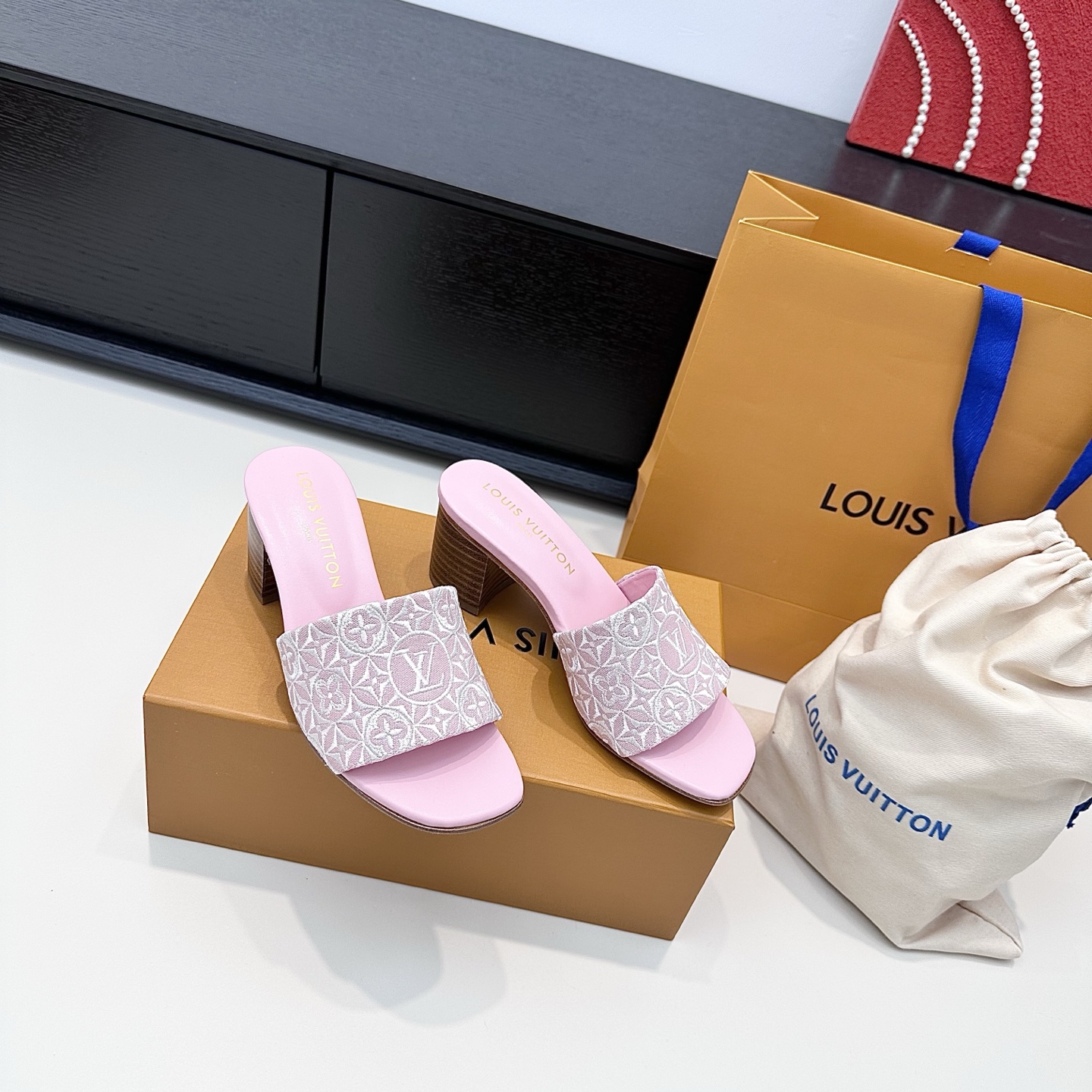 LOUIS VUITTON Sandales à lanières rose sakura brodées, élégance raffinée - version premium