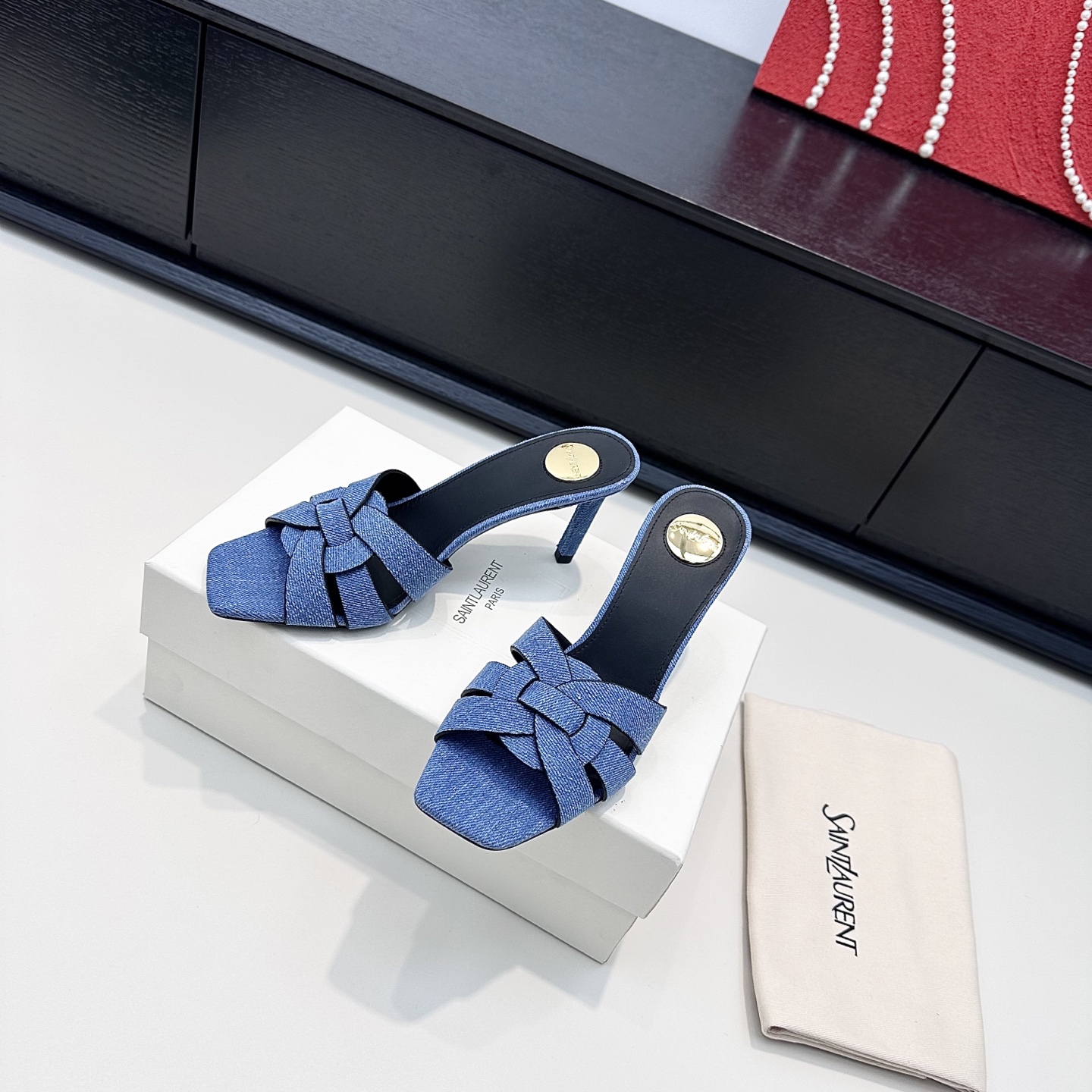 NO:724184,High-heeled flat-soled ysl Saint Laurent classic braided square-toe Mule sandals, the simple design is effortlessly high-end. The high-heeled model has its own elegant aura, while the flat-soled model is the representative of relaxation and casualness, easily switching between daily life and parties. Saint Laurent's sophistication is a French accent engraved in the bones.: 7.5cm and high heels: 35-39 custom-made 40.41  Flat bottom: 35-39 customized 40.41.42, slippers, saint laurent, saint laurent, saint laurent, slippers19860909高跟 平底 ysl圣罗兰 经典编织方头穆勒凉拖鞋,简约的设计是毫不费力的高级感.高跟款自带优雅气场,平底款则是松弛随性的代表,轻松拿捏日常与派对的切换.Saint Laurent的这份精致,是刻在骨子里的法式腔调.:7.5cm 和 高跟:35-39订做40.41 平底:35-39订做40.41.42,拖鞋,saint laurent,saint laurent,saint laurent,slippers,Women's Shoes