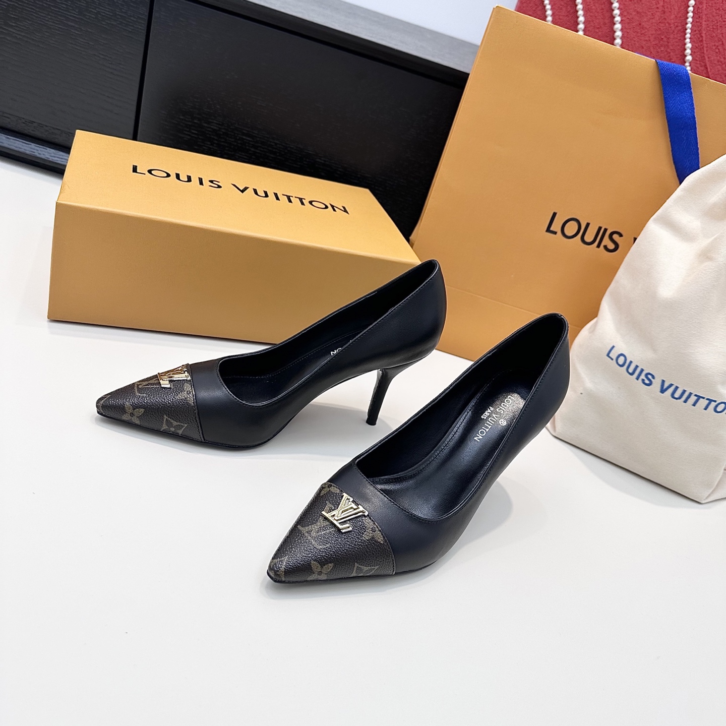 LOUIS VUITTON Escarpins Élégance Minimaliste - Version Premium
