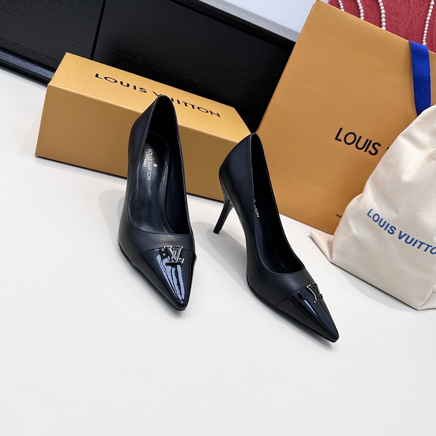 LOUIS VUITTON Escarpins Élégance Minimaliste - Version Premium