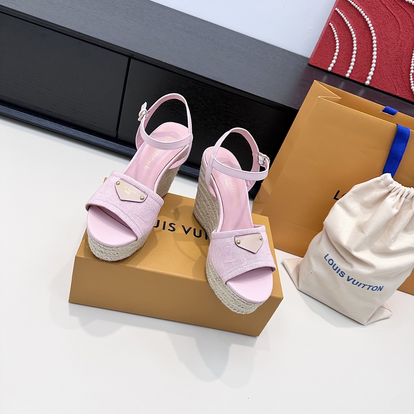 LOUIS VUITTON sandales compensées en corde de chanvre, élégance décontractée - version premium