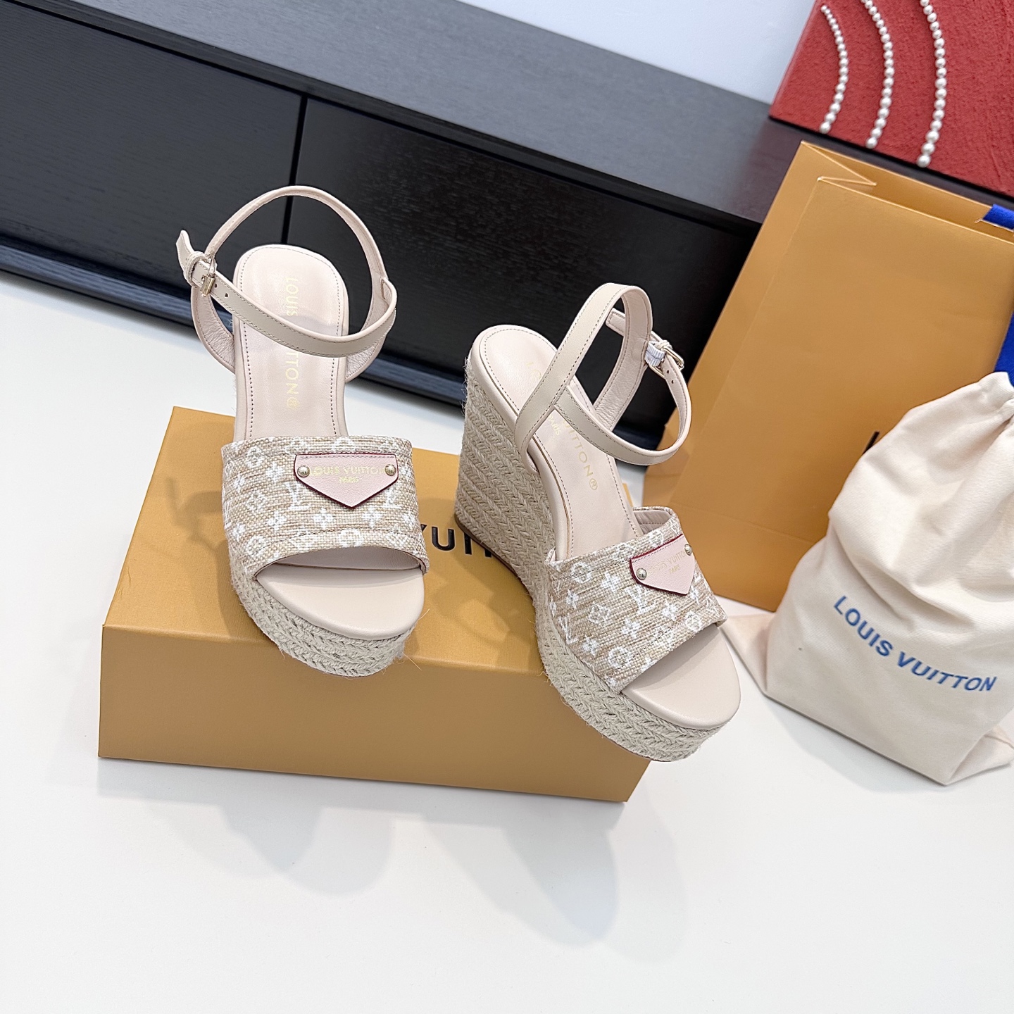 LOUIS VUITTON sandales compensées en corde de chanvre, élégance décontractée - version premium