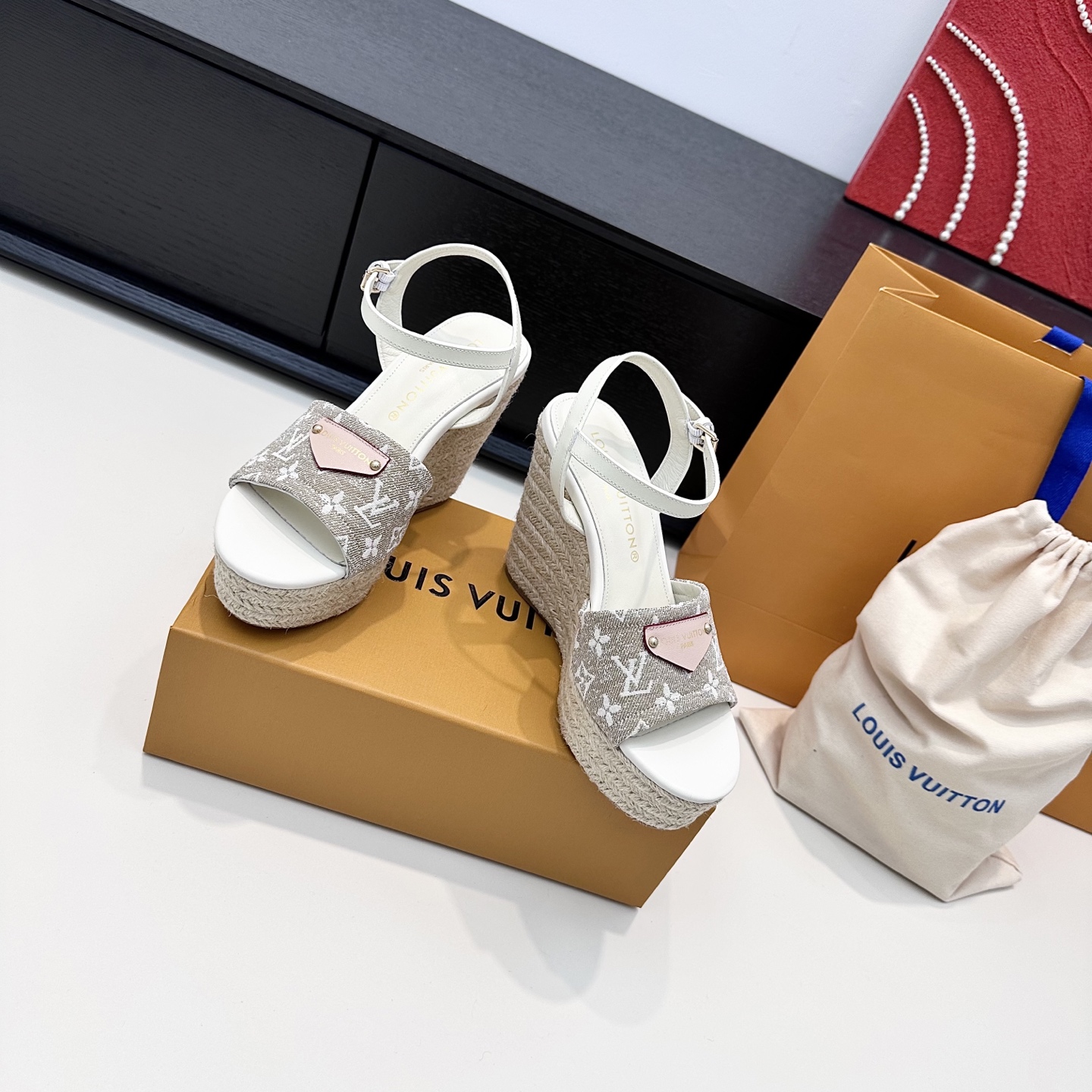 LOUIS VUITTON sandales compensées en corde de chanvre, élégance décontractée - version premium
