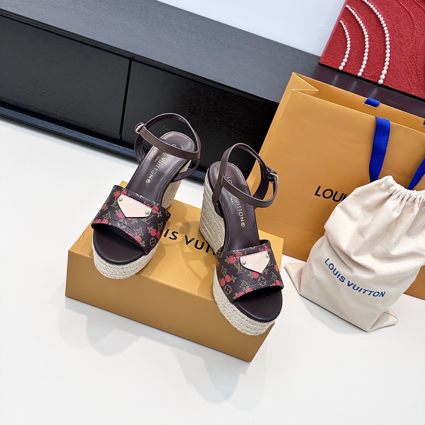 LOUIS VUITTON sandales en corde de chanvre à semelle épaisse, élégance décontractée - version premium