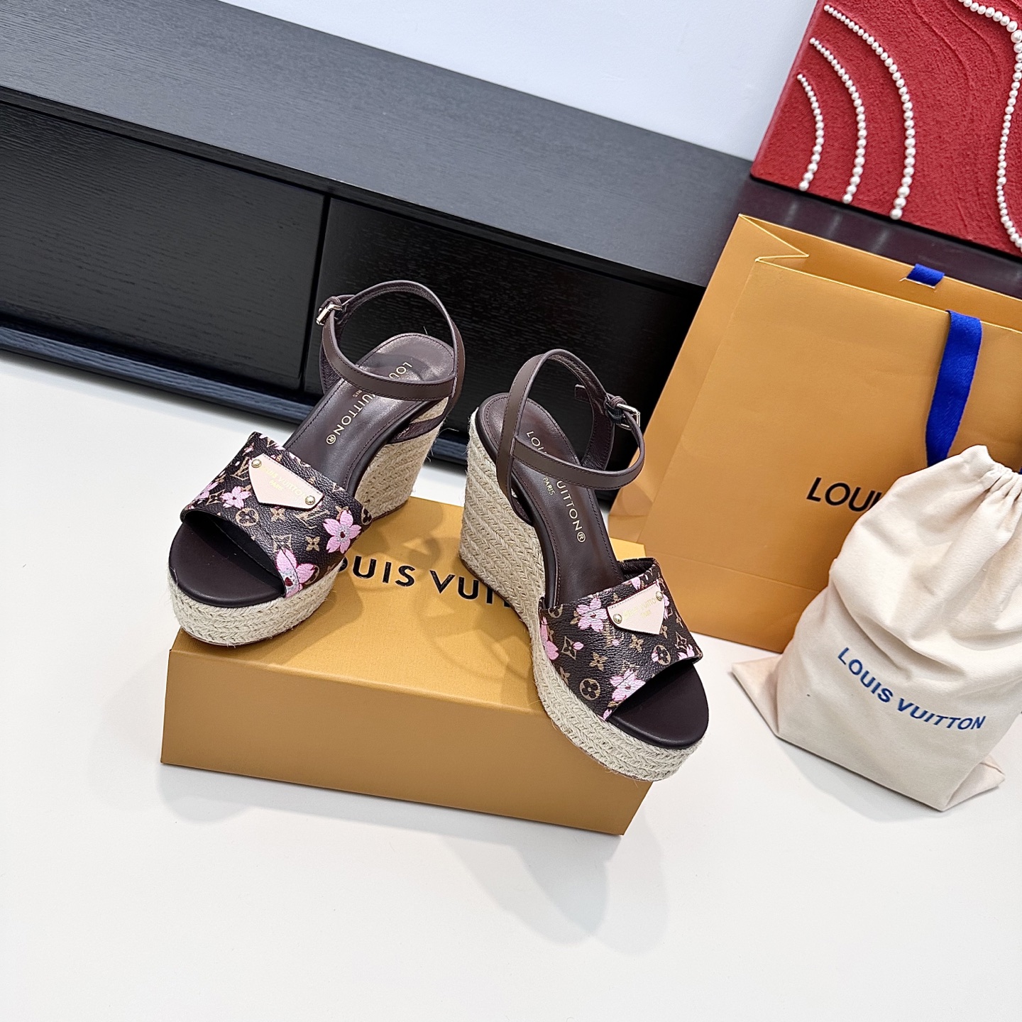 LOUIS VUITTON sandales compensées en corde de chanvre, élégance décontractée - version premium