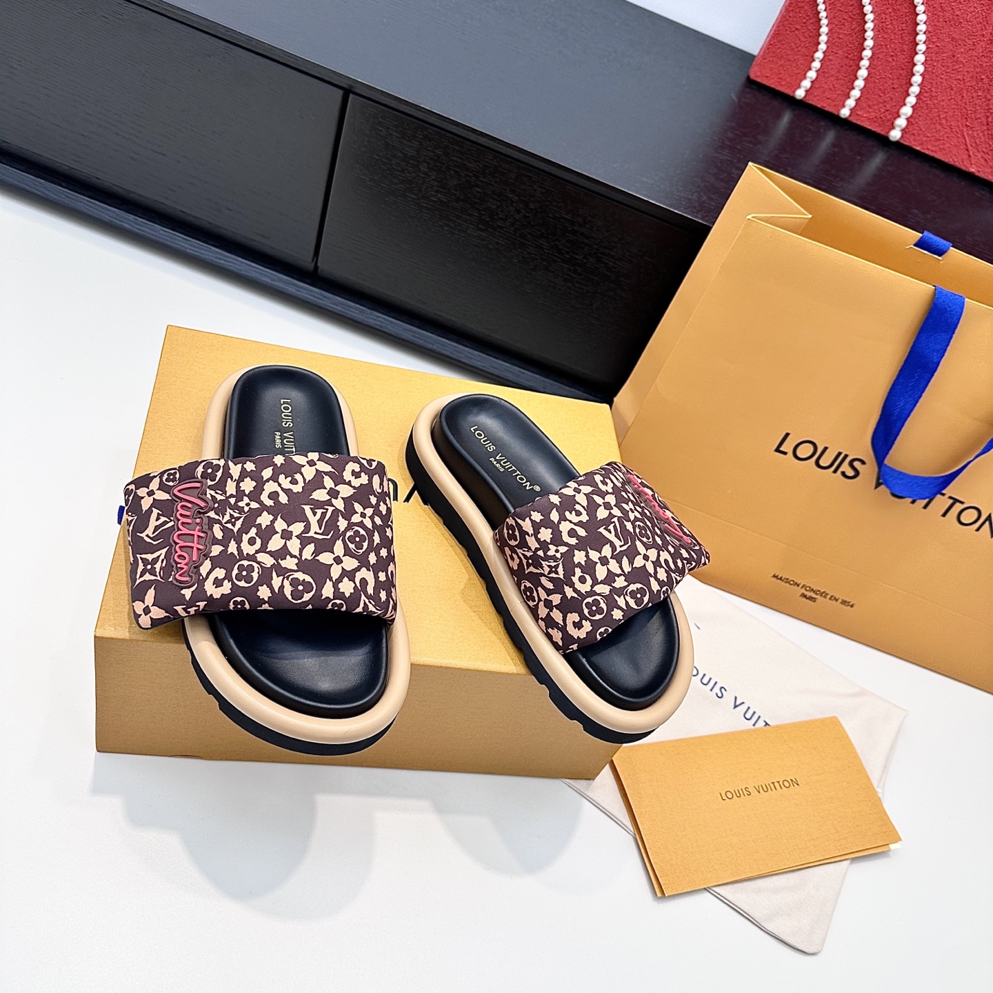 LOUIS VUITTON Unisex Slippers Simple and Fashionable - Premium Version