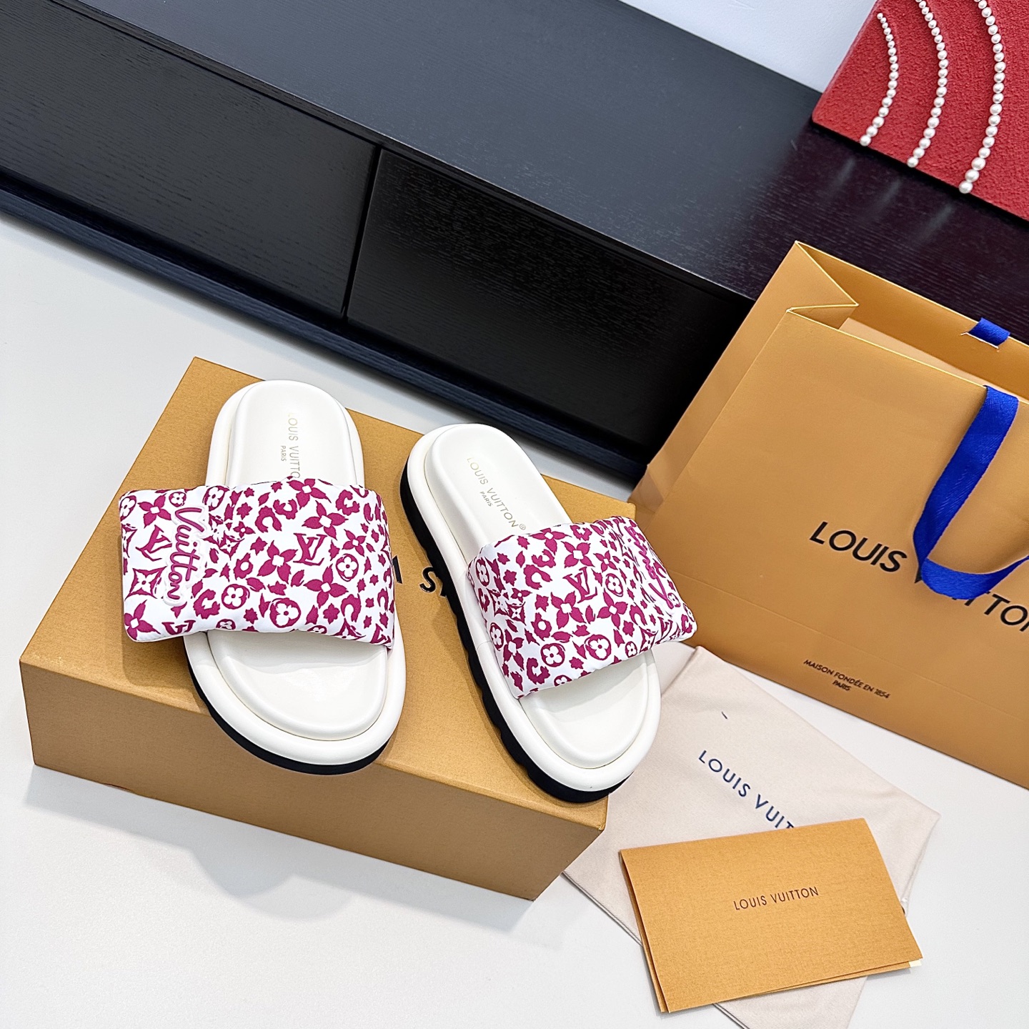 LOUIS VUITTON Unisex Slippers Simple and Fashionable - Premium Version