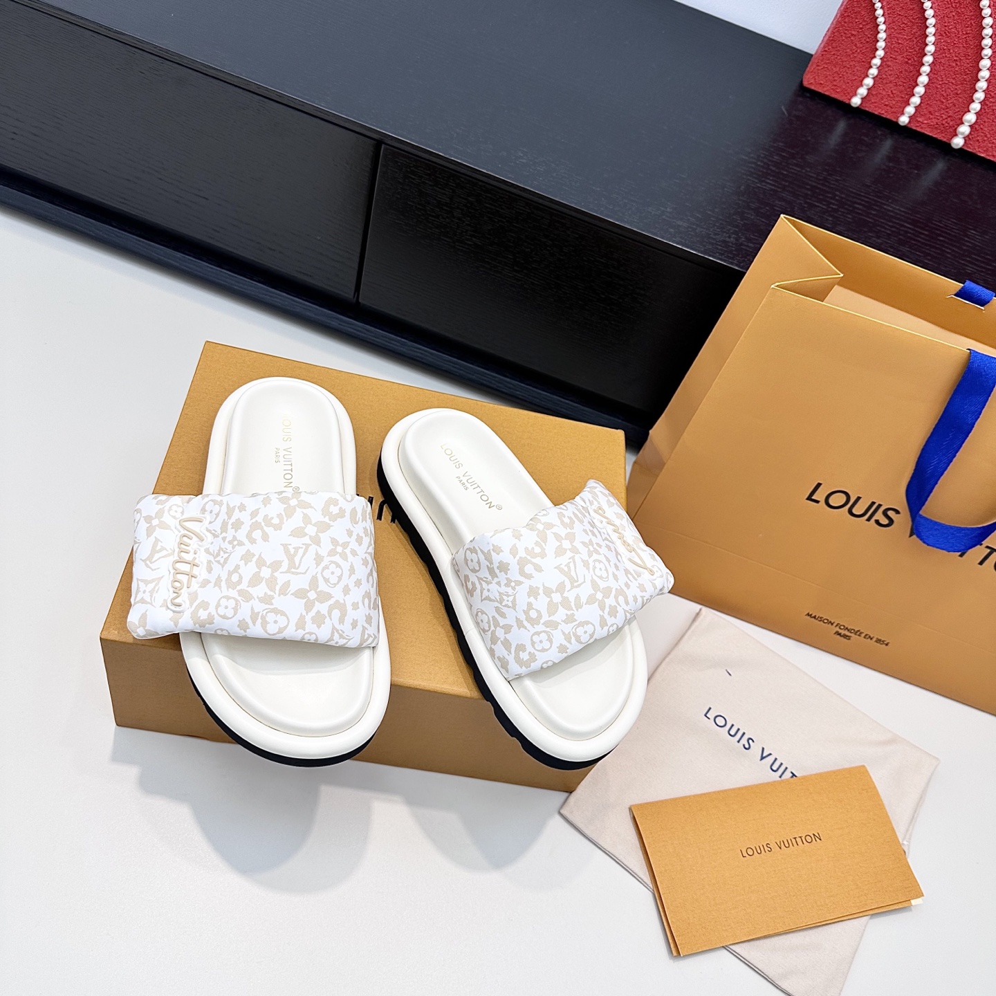 LOUIS VUITTON Unisex Slippers Simple and Fashionable - Premium Version