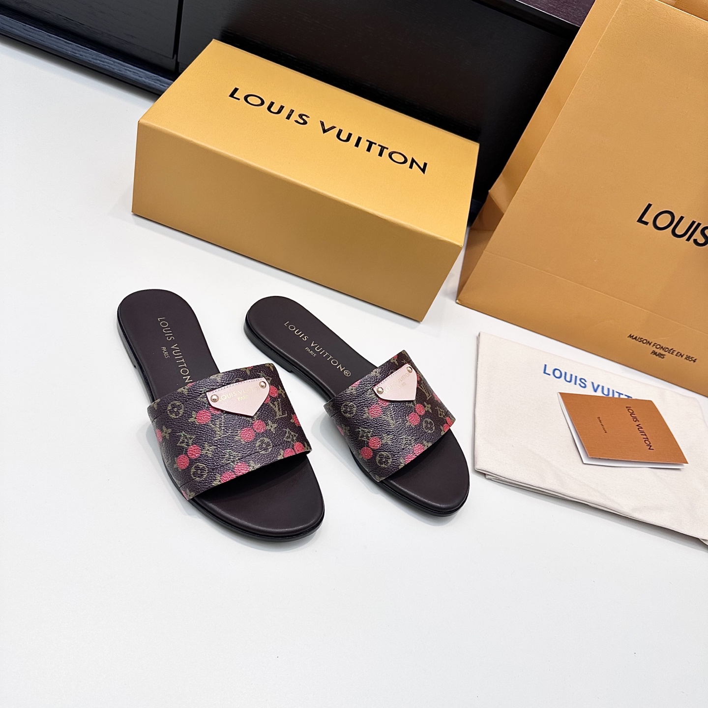 LOUIS VUITTON Flat Slide Sandals Casual Luxury - Top Quality Version