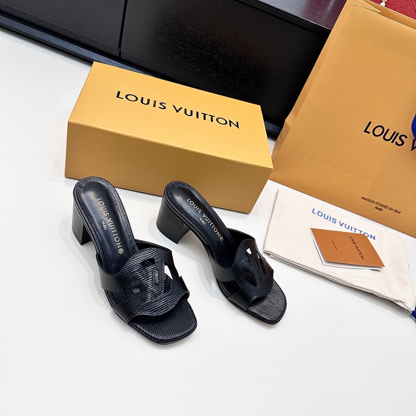 LOUIS VUITTON Sandales à talon épais découpées, élégantes et raffinées - version premium