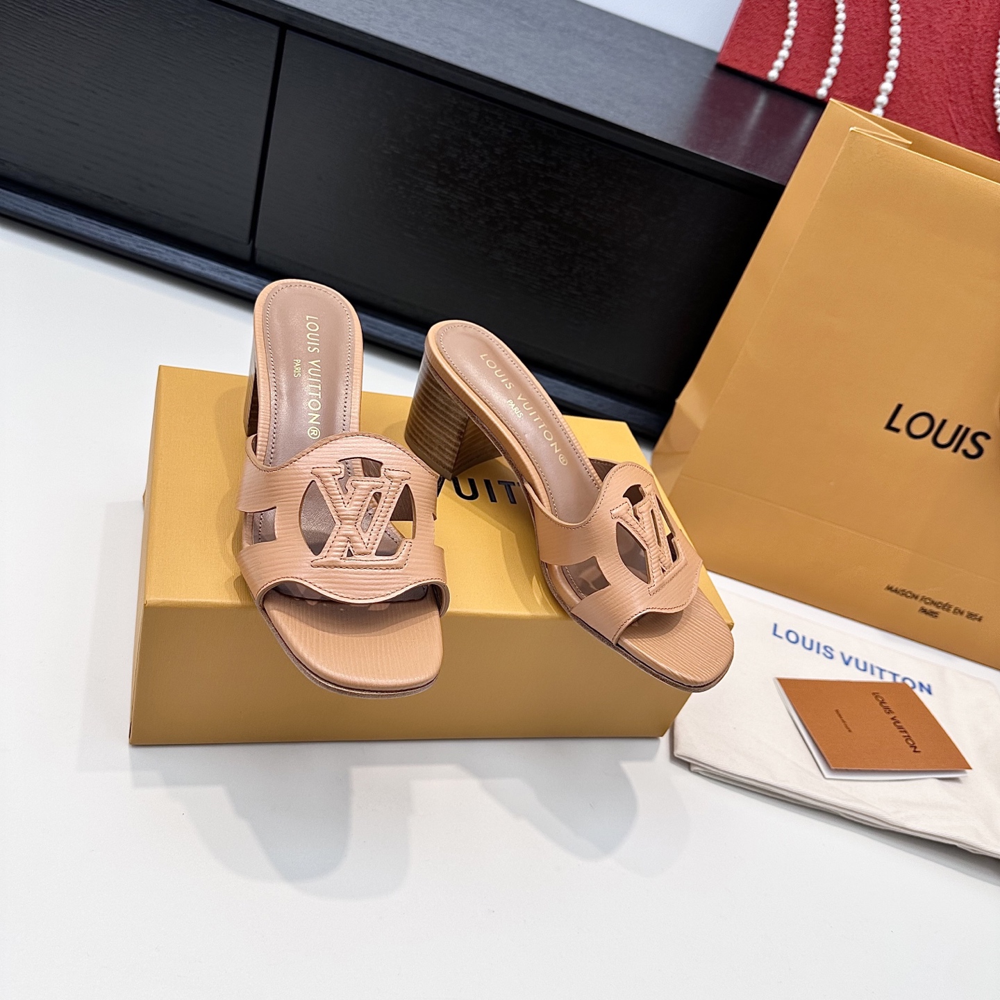 LOUIS VUITTON Sandales à talon épais découpées, élégantes et raffinées - version premium
