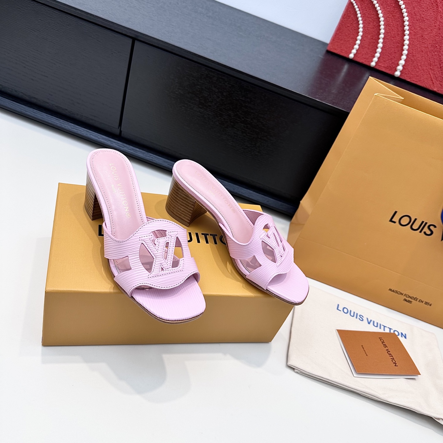 LOUIS VUITTON sandales à talon épais découpé, élégance raffinée - version premium