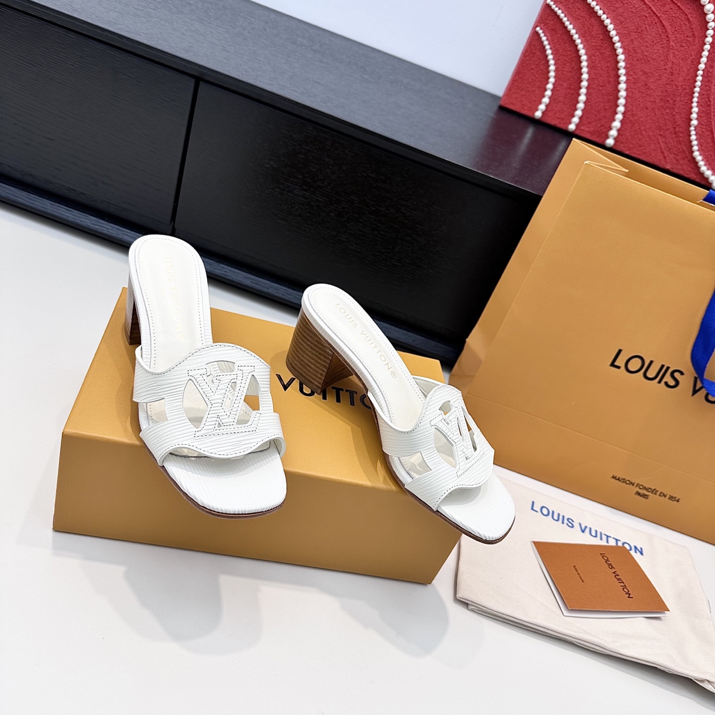 LOUIS VUITTON Sandales à talon épais découpées, élégantes et raffinées - version premium