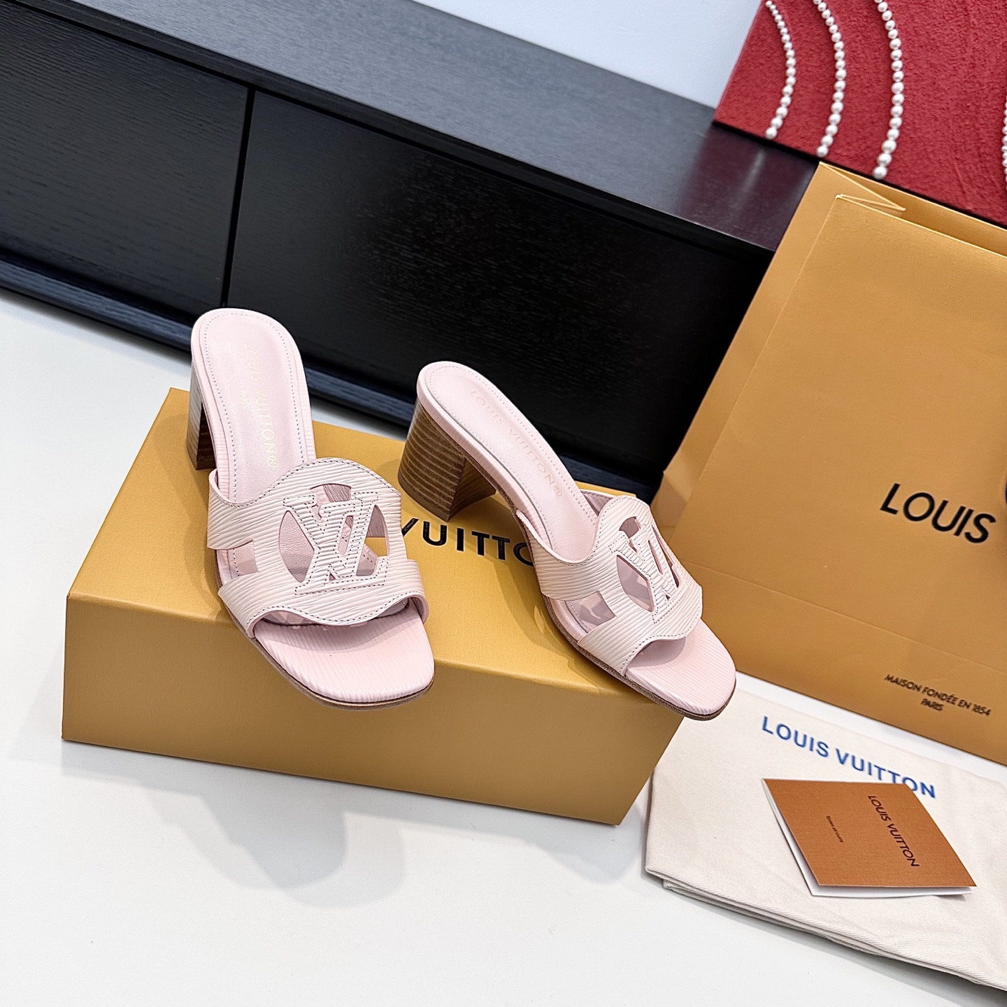 LOUIS VUITTON Sandales à talon épais découpées, élégantes et raffinées - version premium