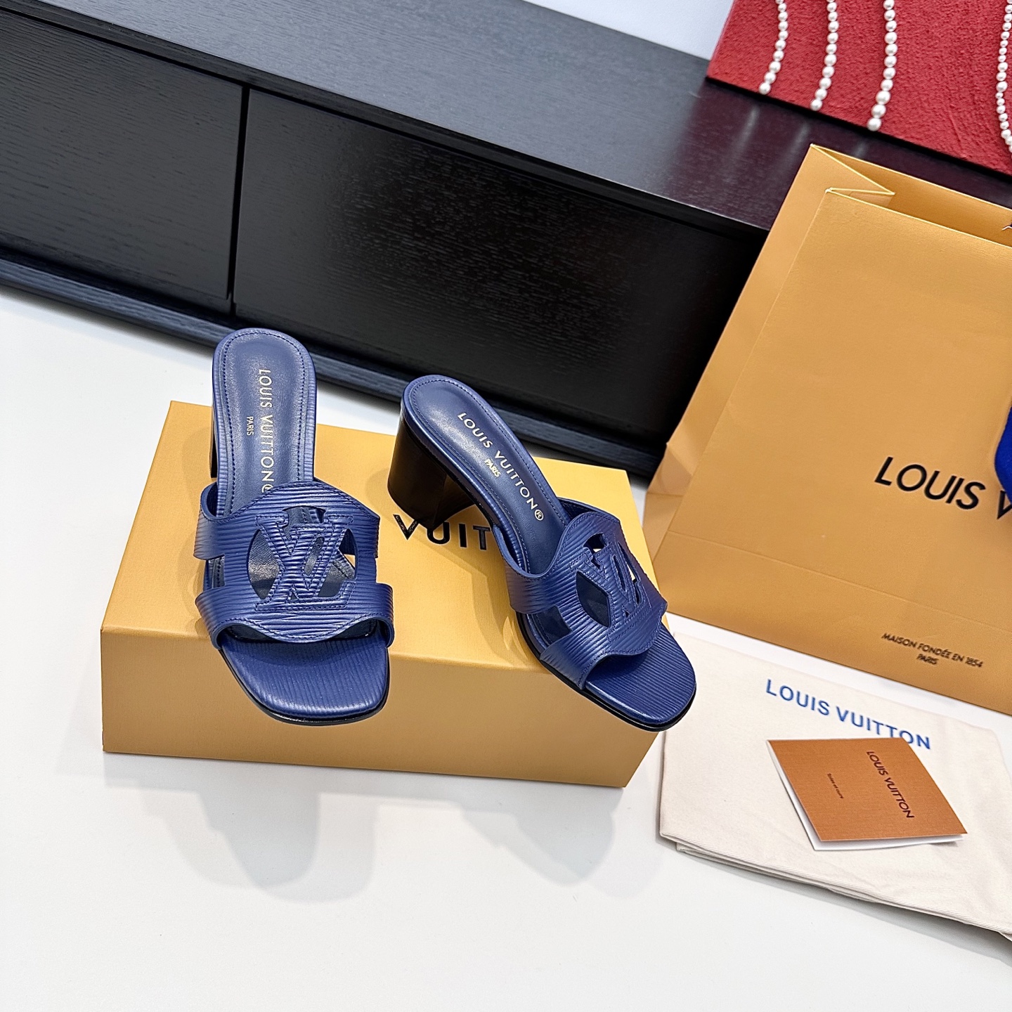 LOUIS VUITTON Sandales à talon épais découpées, élégantes et raffinées - version premium