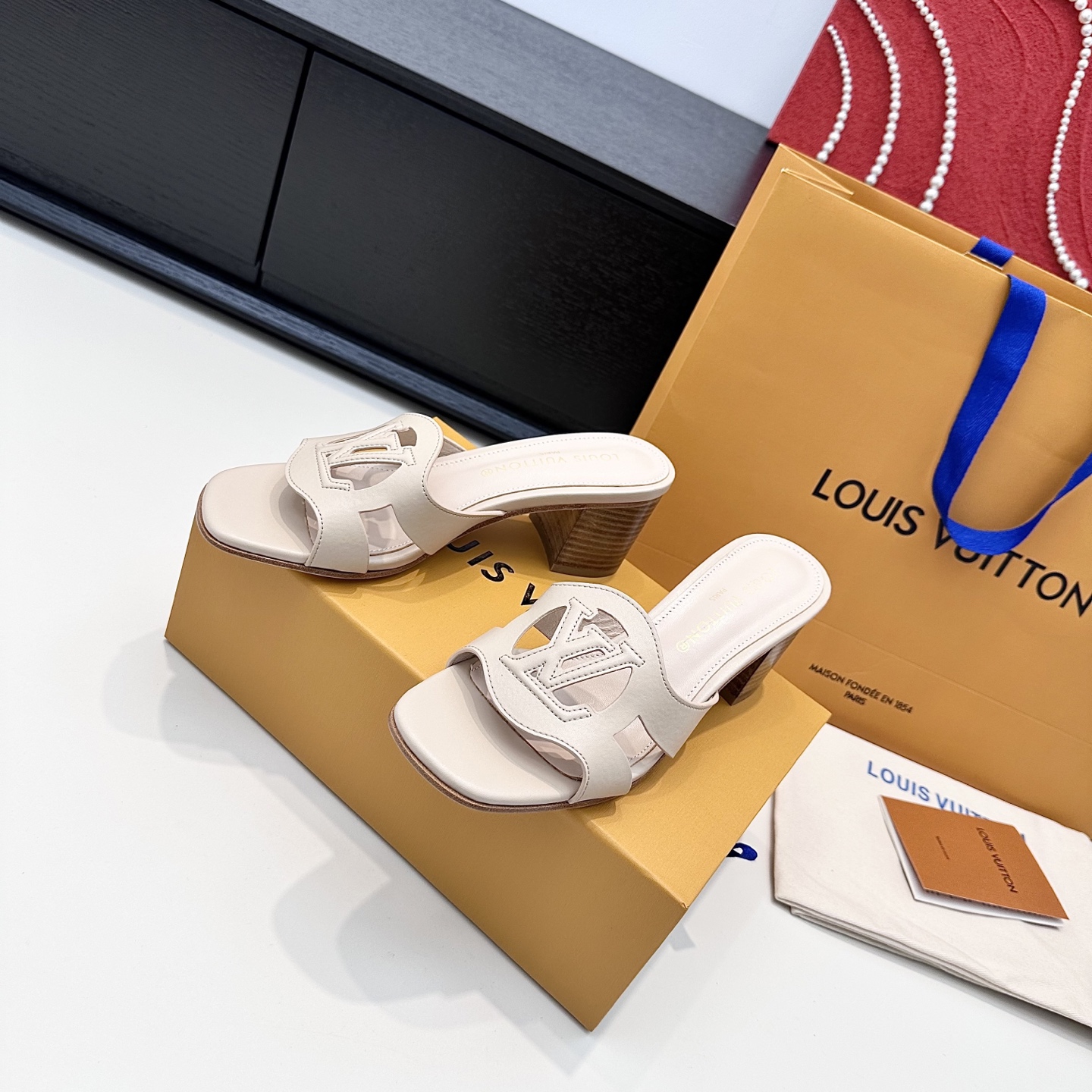 LOUIS VUITTON sandales à talon épais découpées, élégantes et raffinées - version premium
