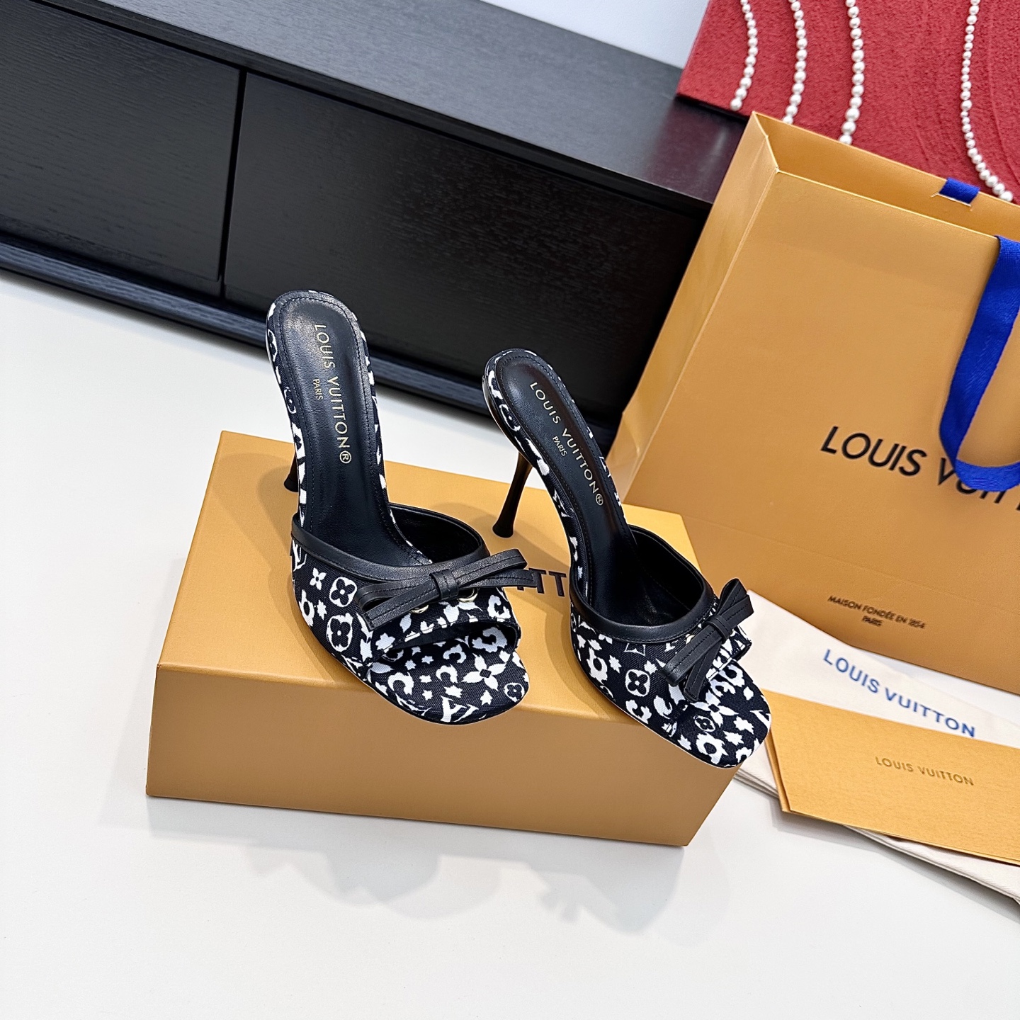 LOUIS VUITTON Sandales à talons à nœud Élégance raffinée - Version premium