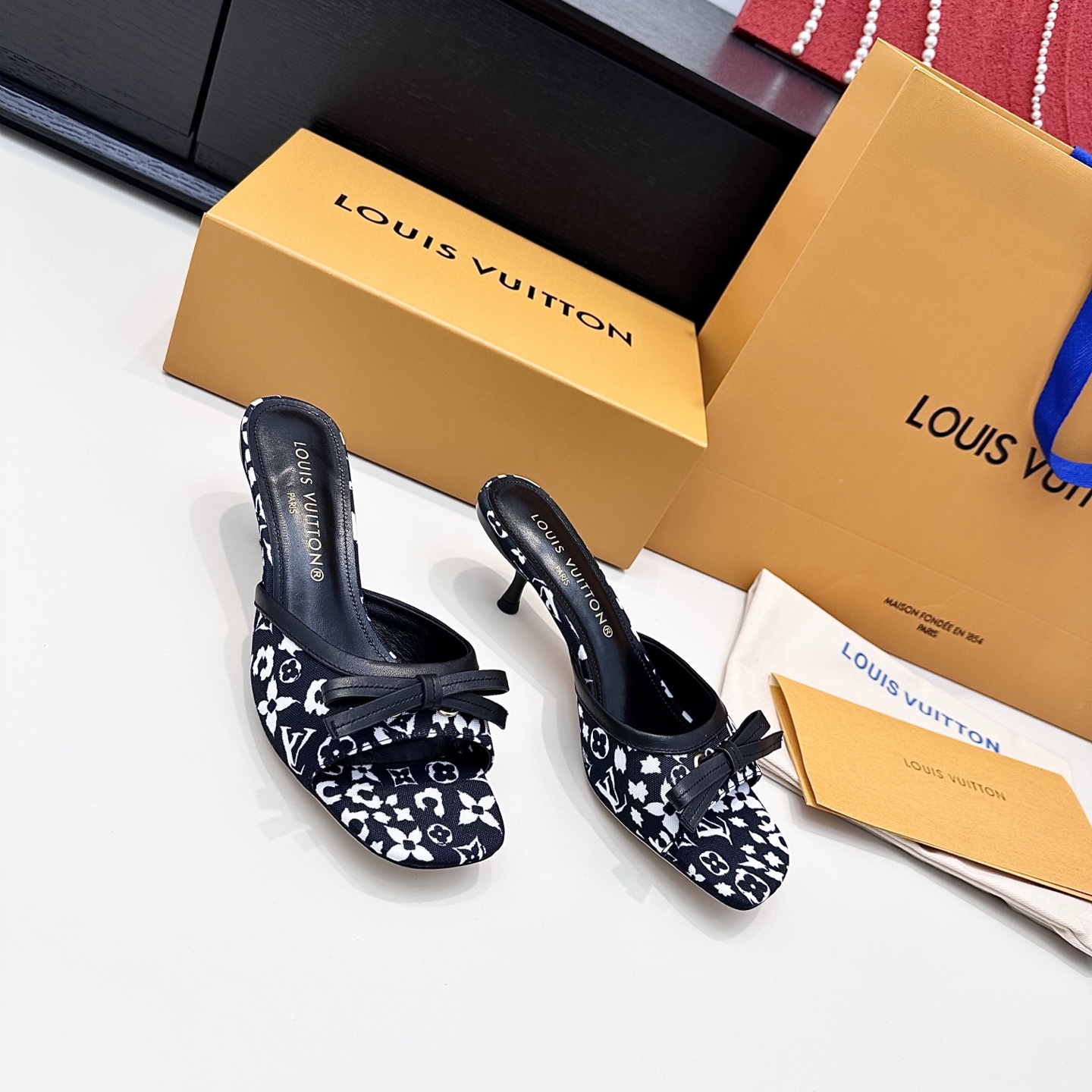 LOUIS VUITTON Sandales à talons avec nœud, élégance raffinée - version premium