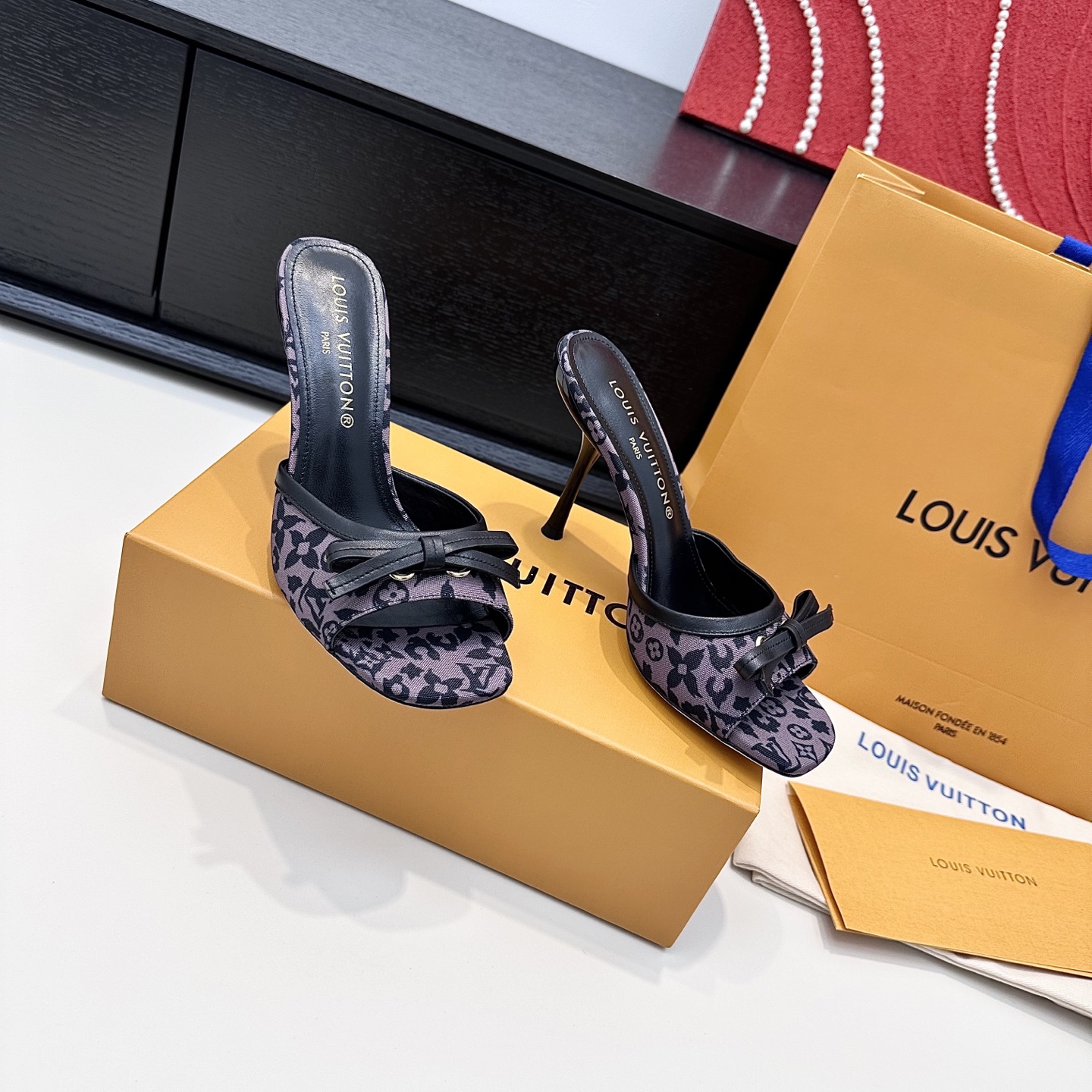 LOUIS VUITTON Sandales à talons à nœud Élégance raffinée - Version premium