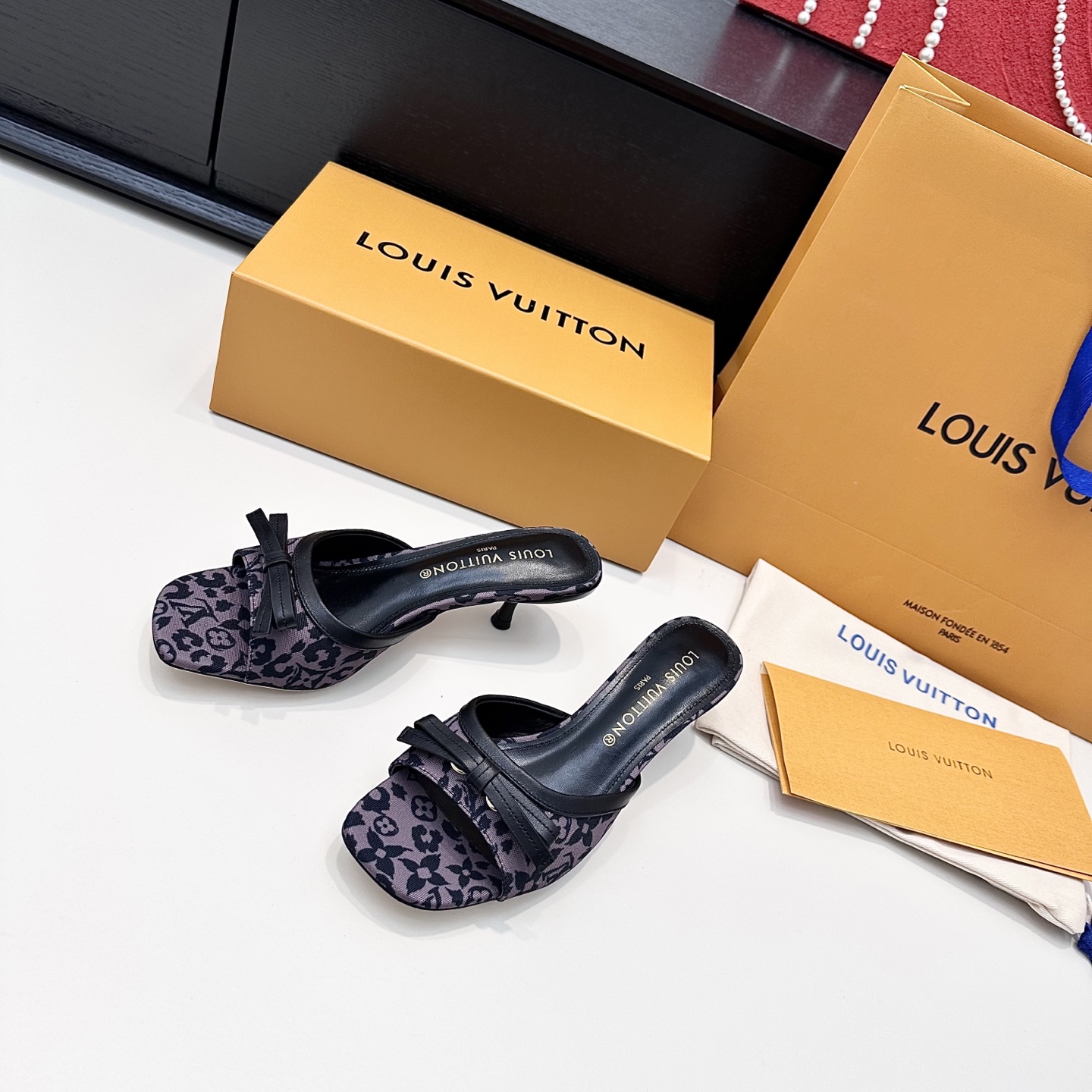 LOUIS VUITTON Sandales à talons avec nœud, élégance raffinée - version premium