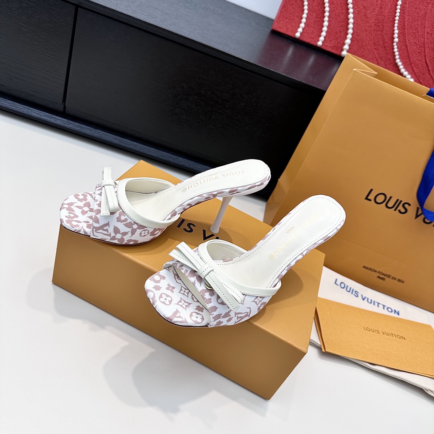 LOUIS VUITTON Sandales à talons à nœud Élégance raffinée - Version premium