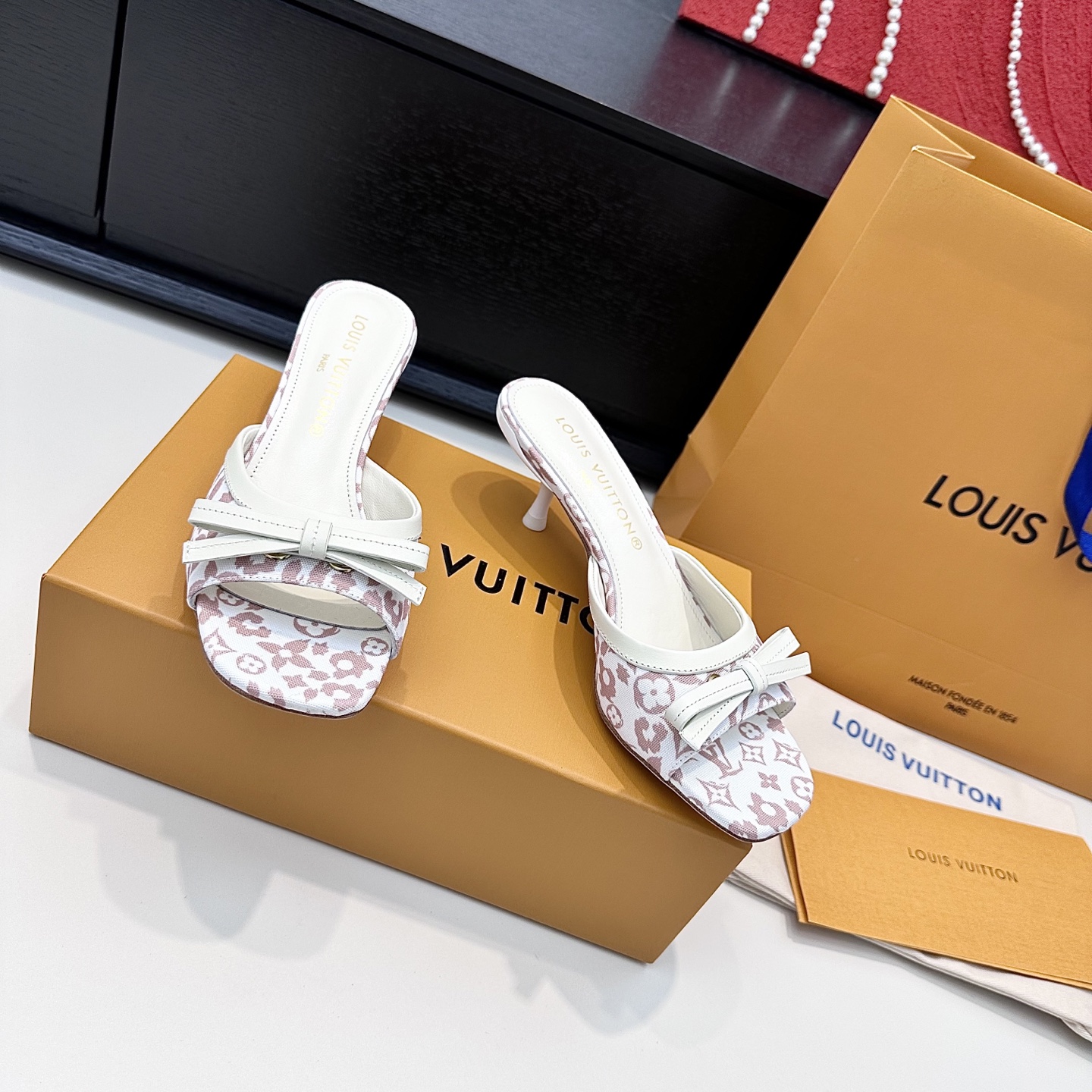 LOUIS VUITTON Sandales à talons à nœud Élégance raffinée - Version premium