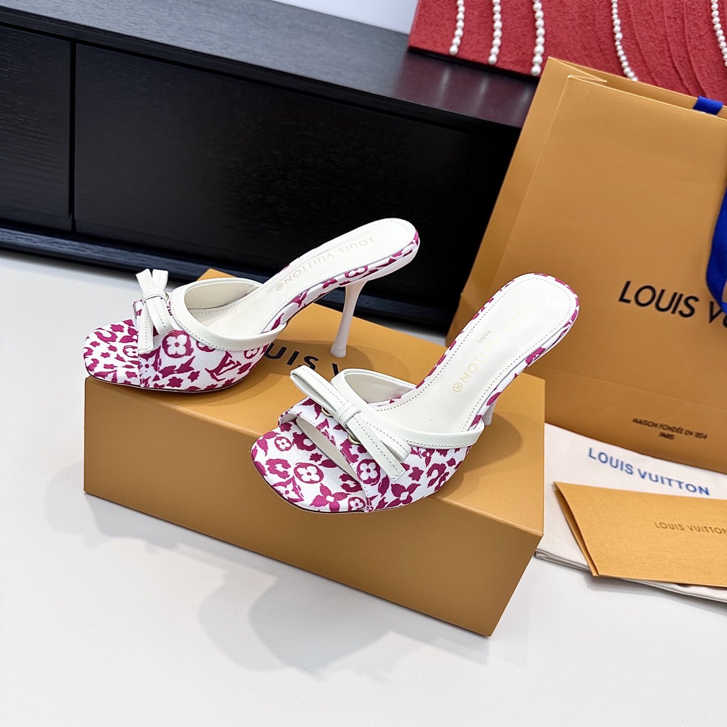 LOUIS VUITTON Sandales à talon avec nœud, élégance raffinée - version premium