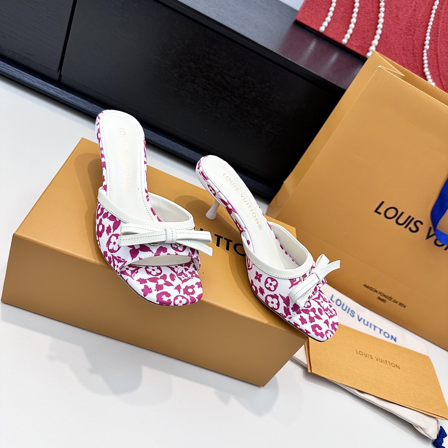 LOUIS VUITTON Sandales à talons à nœud Élégance raffinée - Version premium