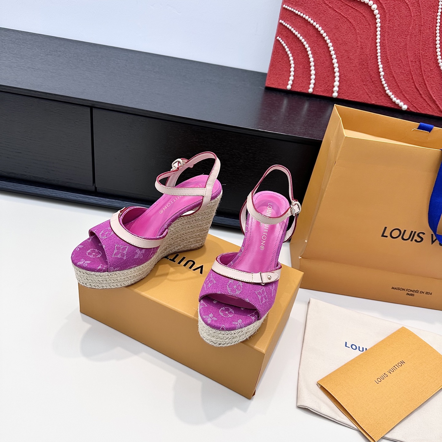 LOUIS VUITTON sandales compensées en paille, confortables et polyvalentes - version premium