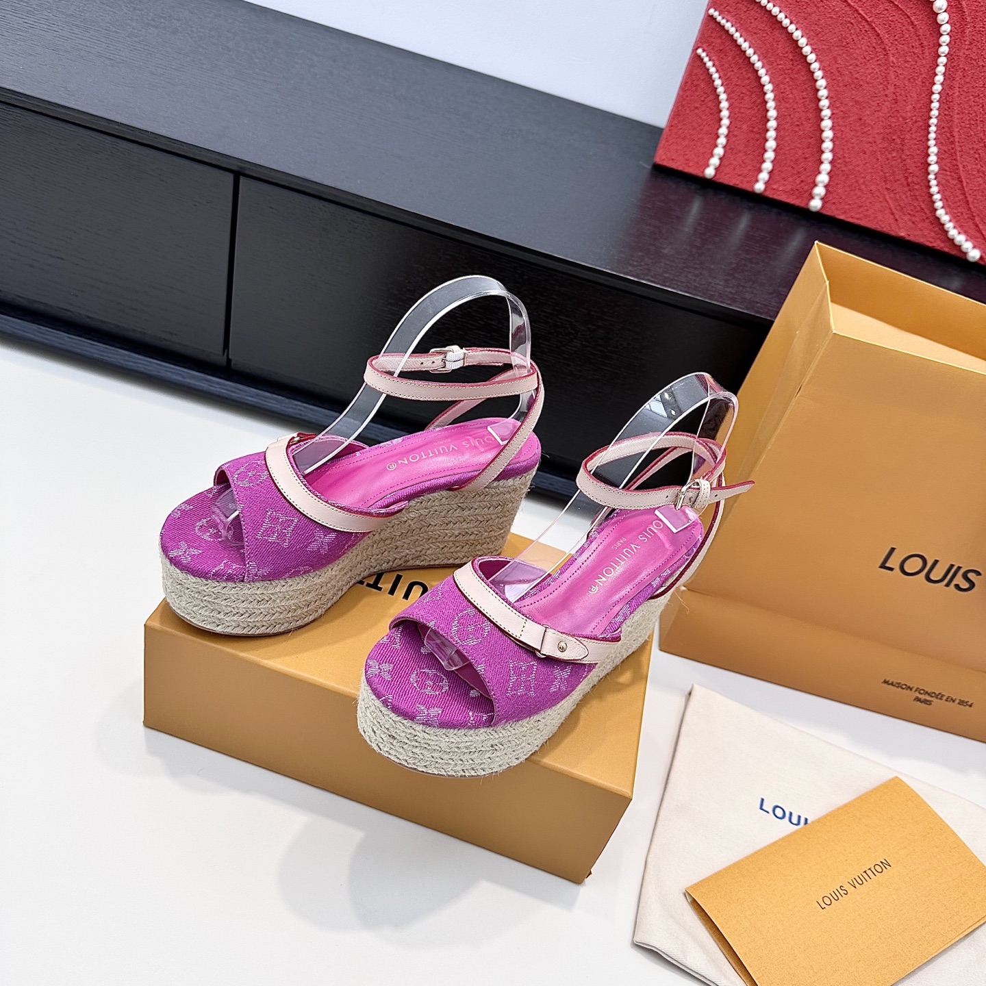 LOUIS VUITTON sandales compensées en paille, confortables et polyvalentes - version premium