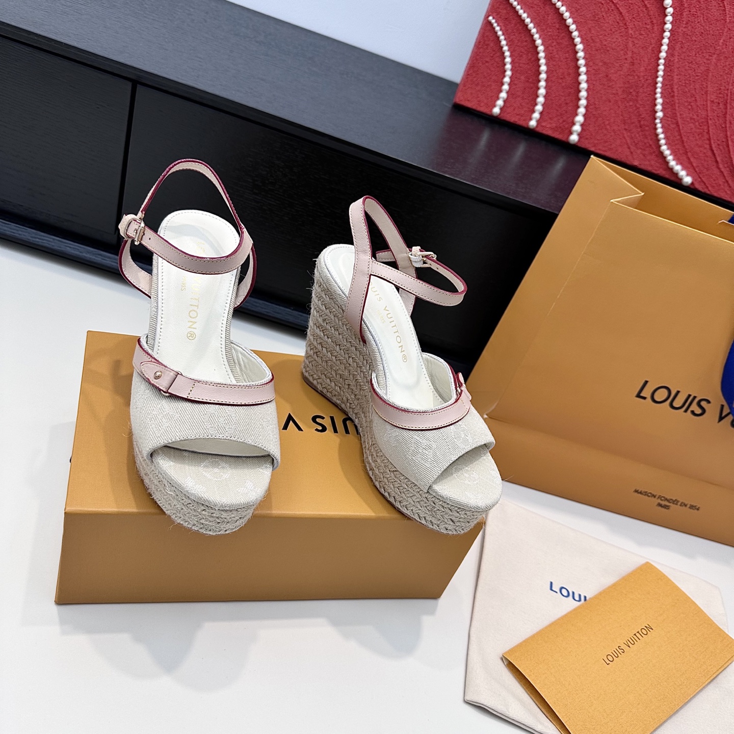 LOUIS VUITTON sandales compensées en paille, confortables et polyvalentes - version premium