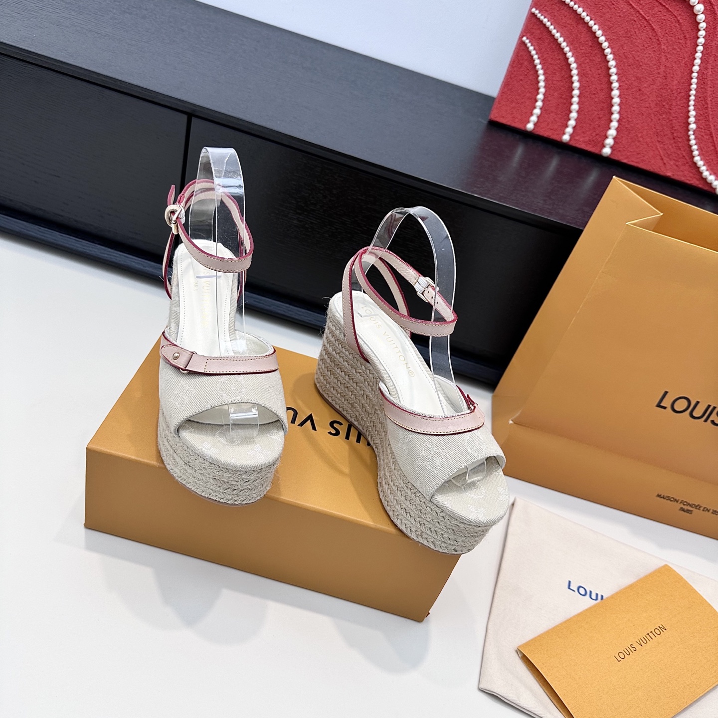 LOUIS VUITTON Sandales compensées en paille, confortables et polyvalentes - version premium