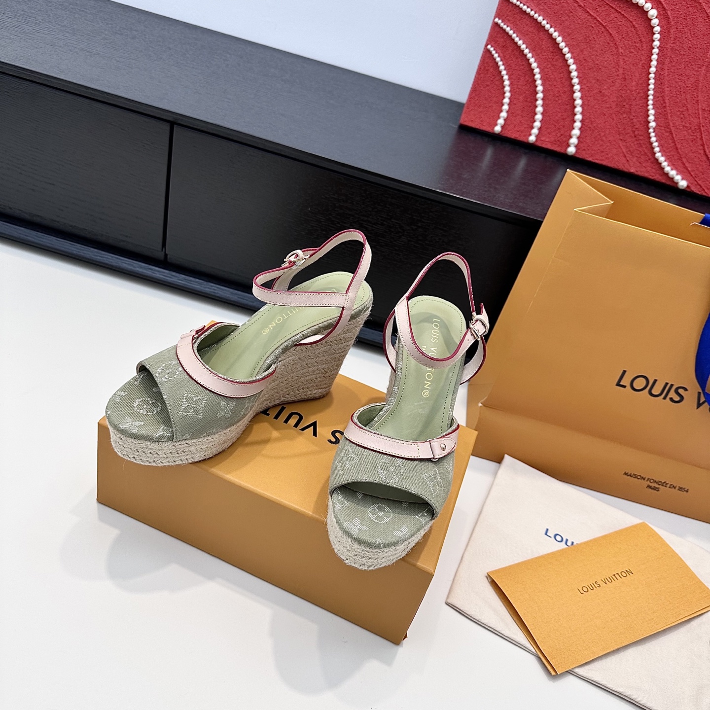 LOUIS VUITTON sandales compensées en paille, confortables et polyvalentes - version premium