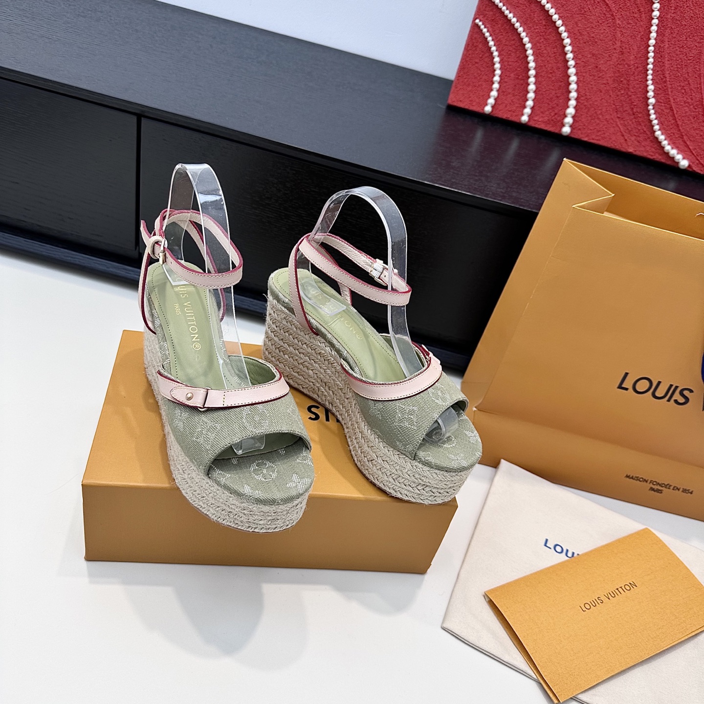 LOUIS VUITTON sandales compensées en paille, confortables et polyvalentes - version premium
