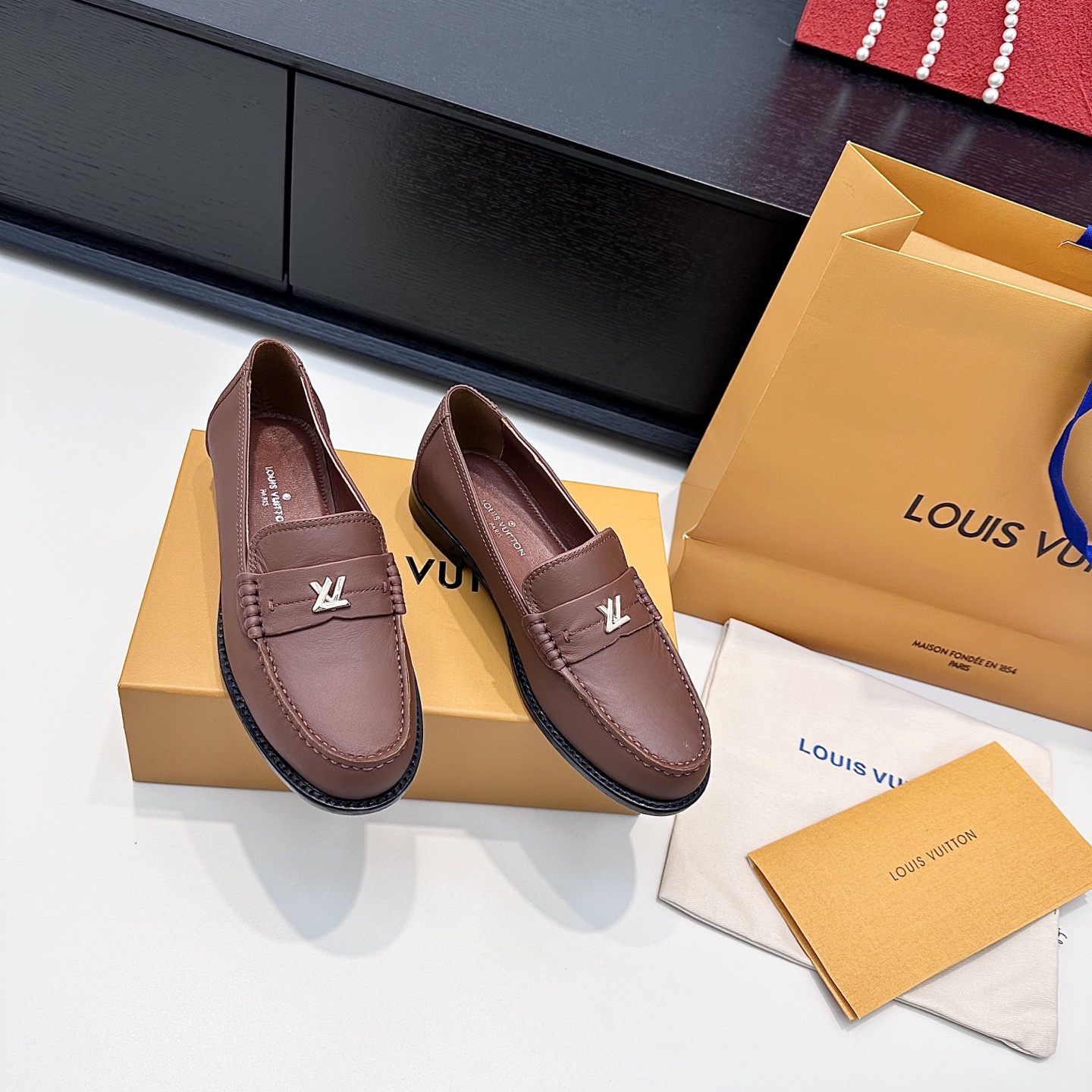 LOUIS VUITTON Loafers élégants et tendance - version premium