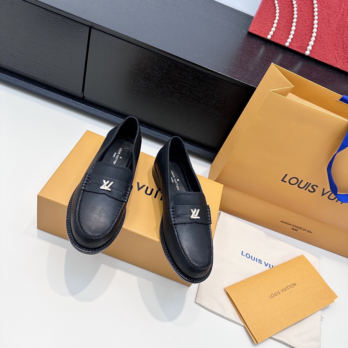 LOUIS VUITTON Loafers - Élégance minimaliste - Version premium