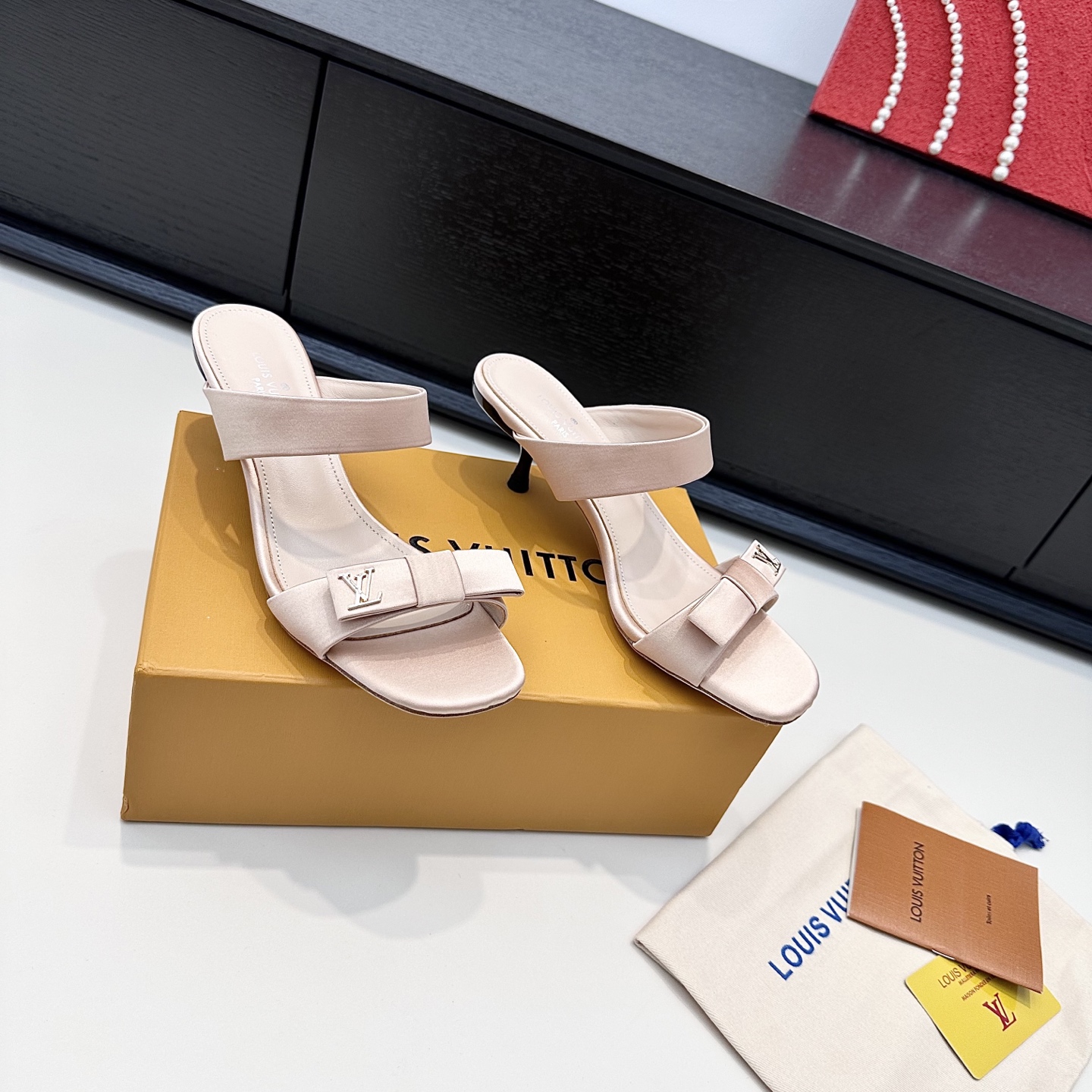 LOUIS VUITTON Sandales à talons hauts avec nœud en soie - Élégance raffinée - Version premium