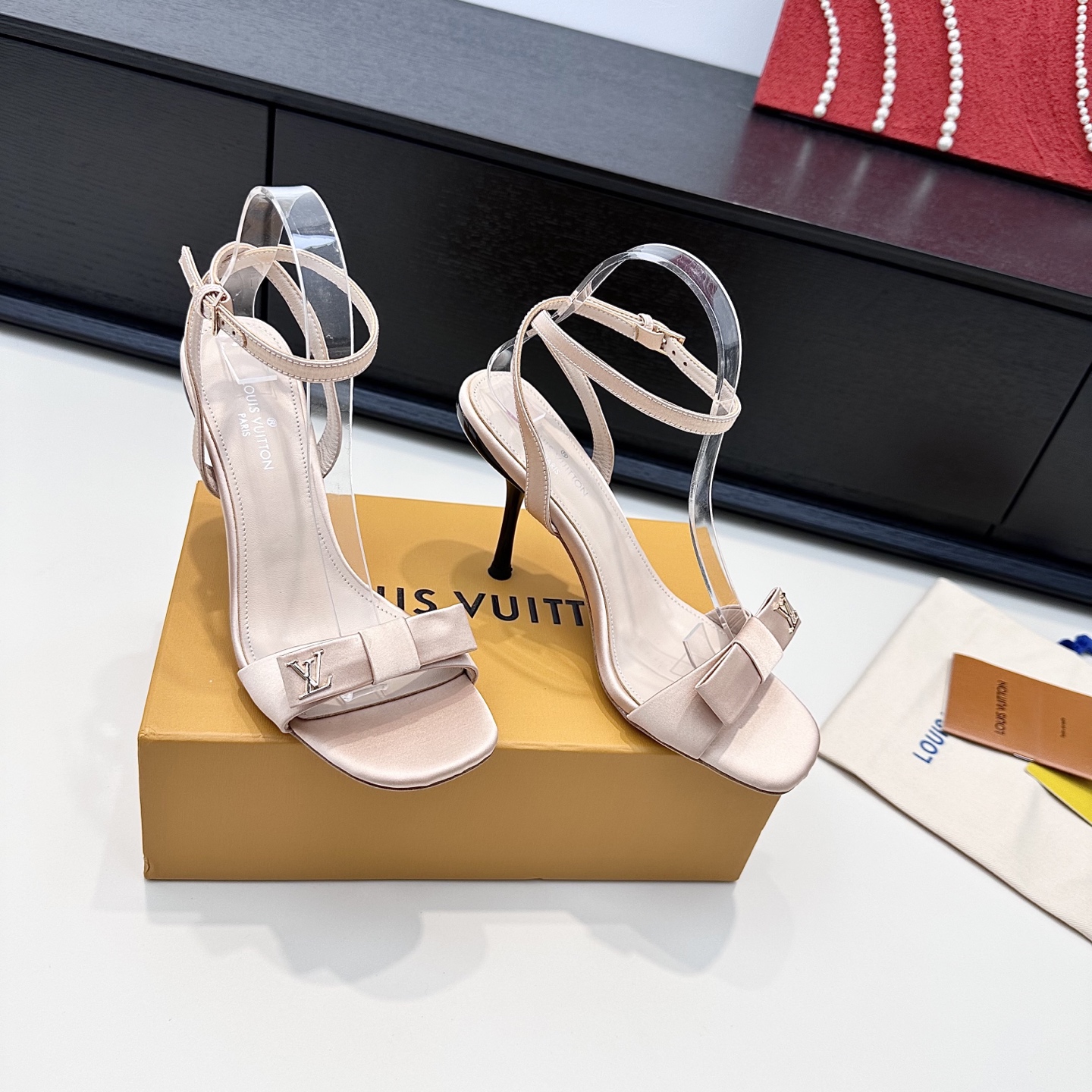 LOUIS VUITTON Sandales à talons hauts avec nœud en soie, élégance raffinée - version premium
