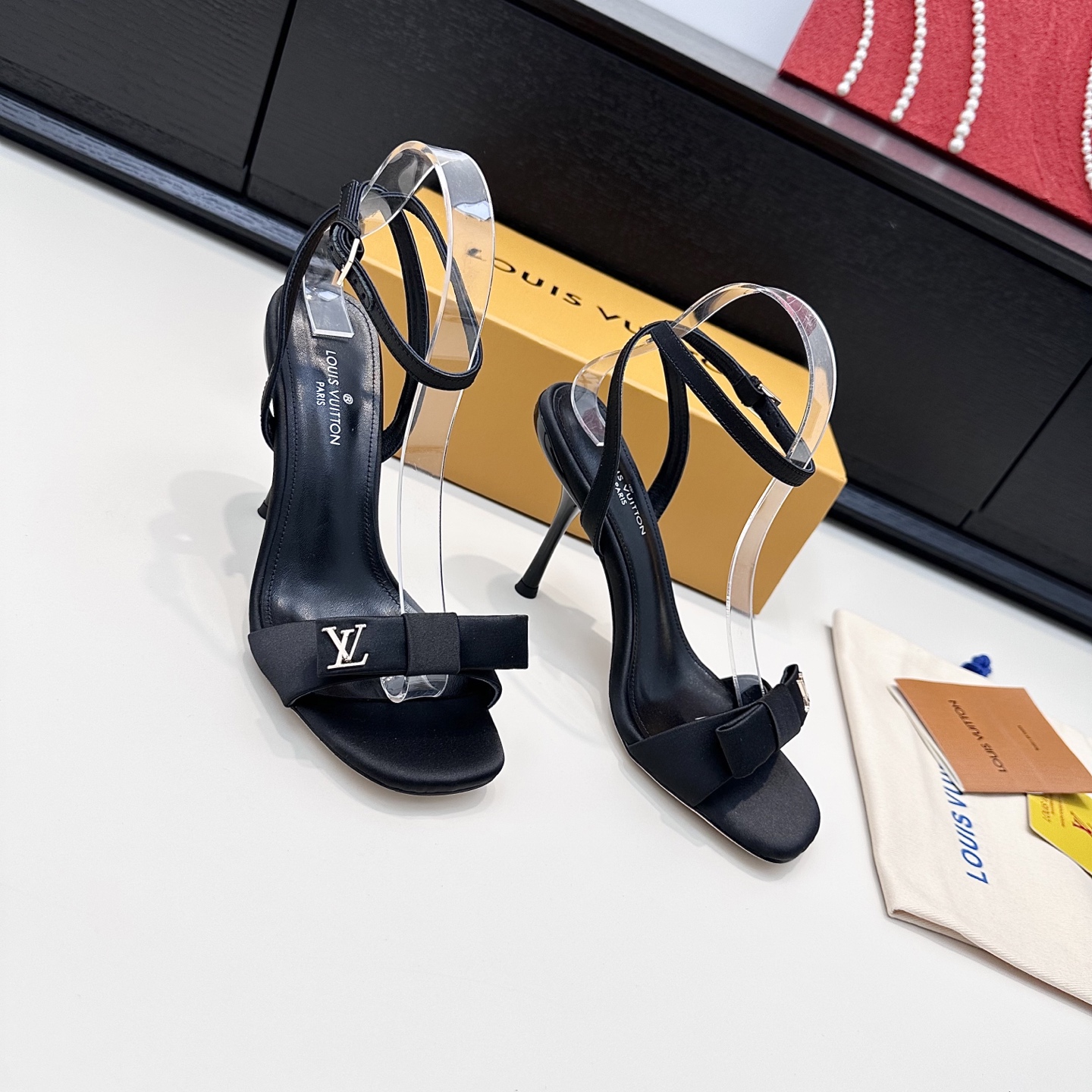 LOUIS VUITTON Sandales à talons hauts à nœud en soie Élégance raffinée - Version premium