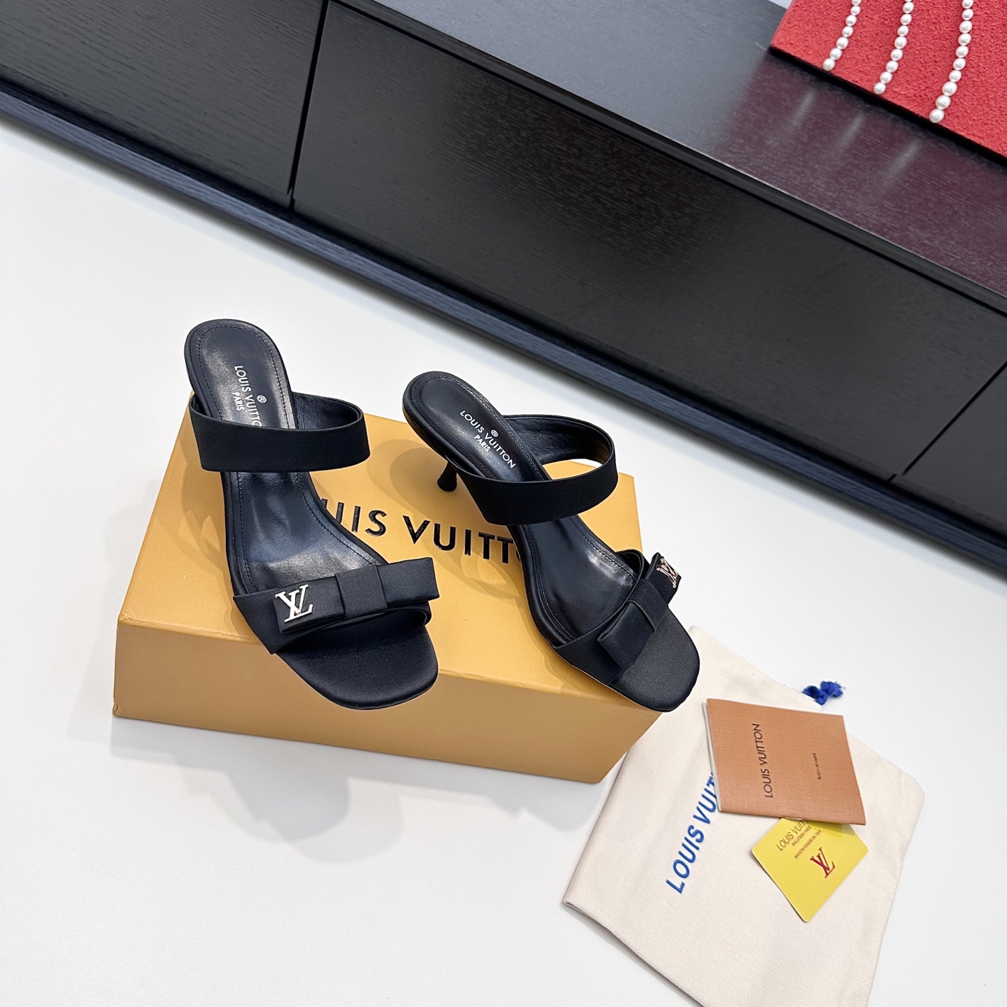 LOUIS VUITTON Sandales à talons hauts en soie avec nœud, élégantes et raffinées - version premium