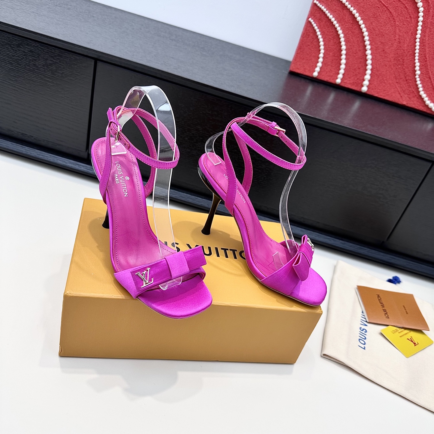 LOUIS VUITTON Sandales à talons hauts avec nœud en soie - Élégance raffinée - Version premium
