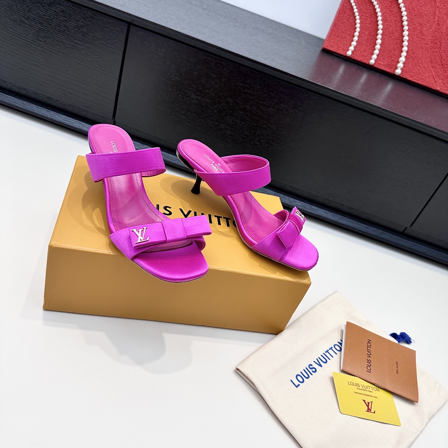 LOUIS VUITTON Sandales à talons hauts en soie avec nœud, élégance raffinée - version premium