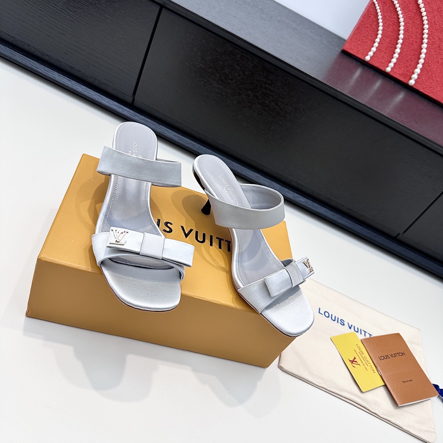 LOUIS VUITTON Sandales à talons hauts avec nœud en soie - Élégance raffinée - Version premium