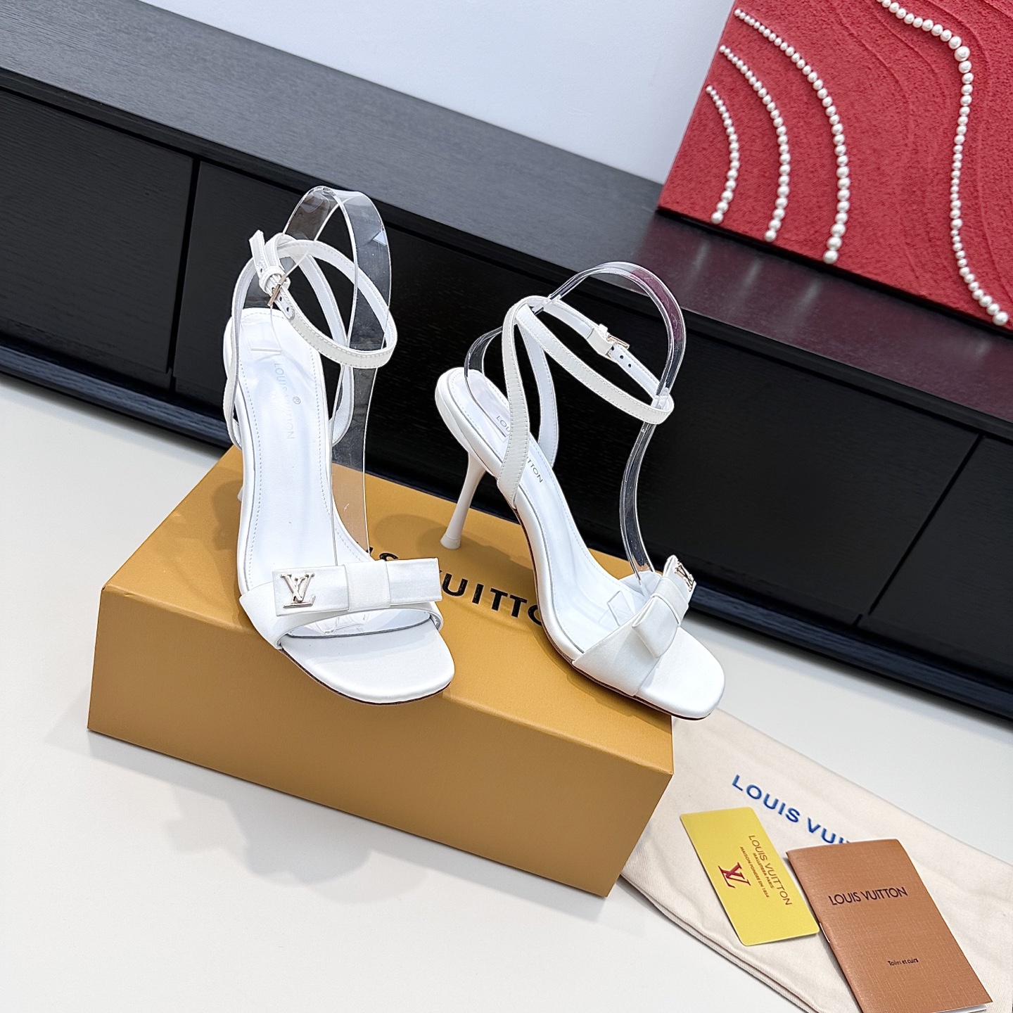 LOUIS VUITTON Sandales à talons hauts avec nœud en soie, élégance raffinée - version premium