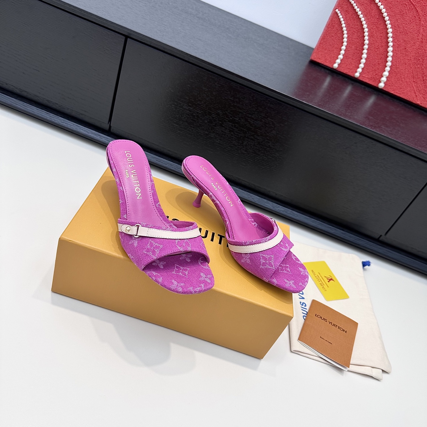 LOUIS VUITTON Sandales à talon en jean jacquard, raffinées et confortables - version premium